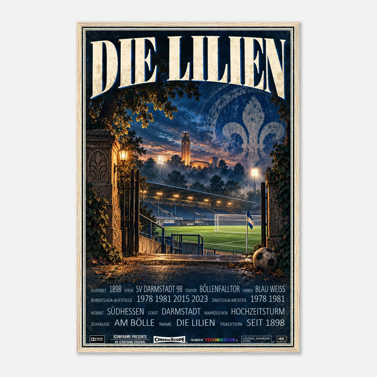 Darmstadt 98 Poster „Die Lilien“ – 60 × 90 cm, mit naturfarbenem Holzrahmen vor hellem Hintergrund