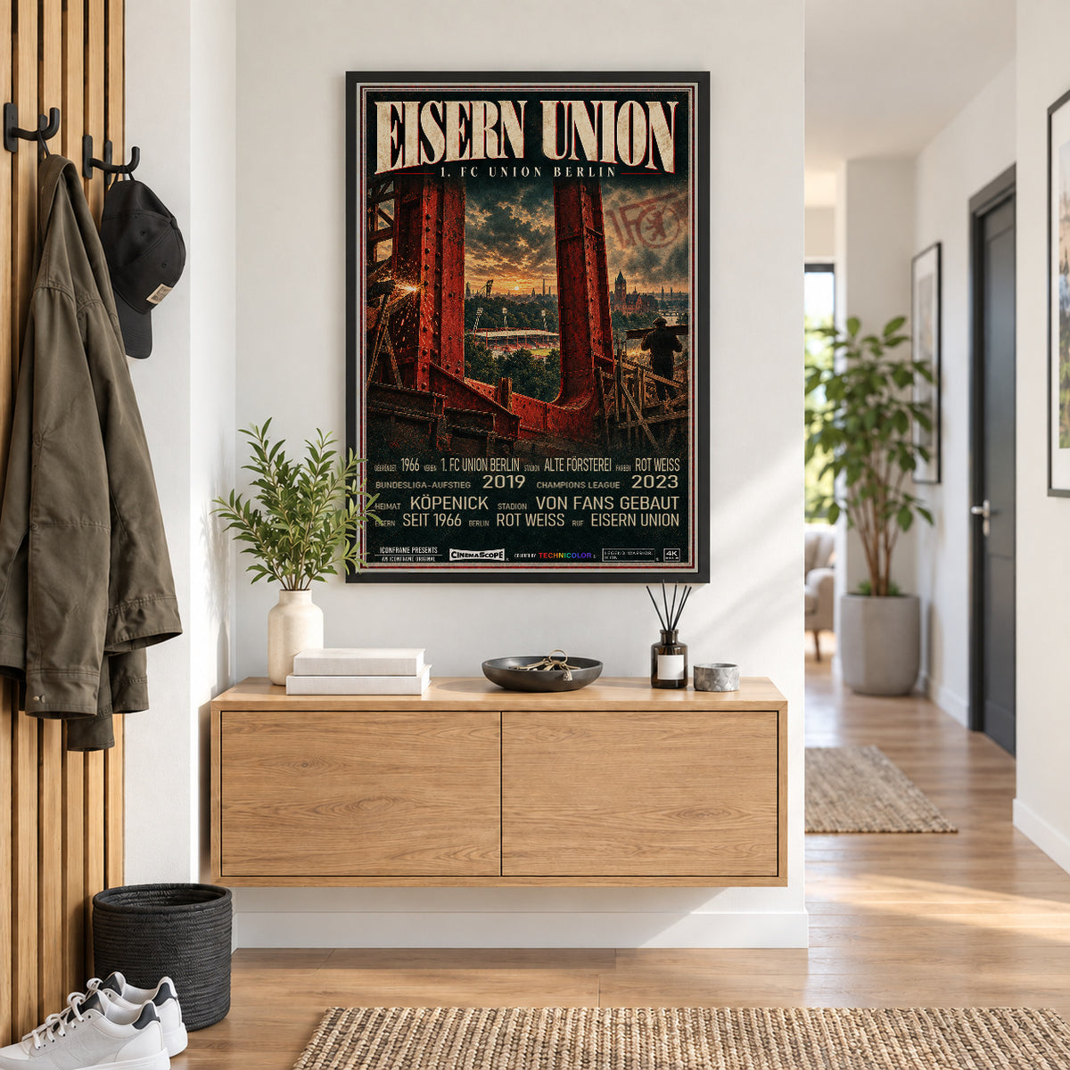 Union Berlin Poster „Eisern Union“ im schwarzen Rahmen über einer Holzkommode