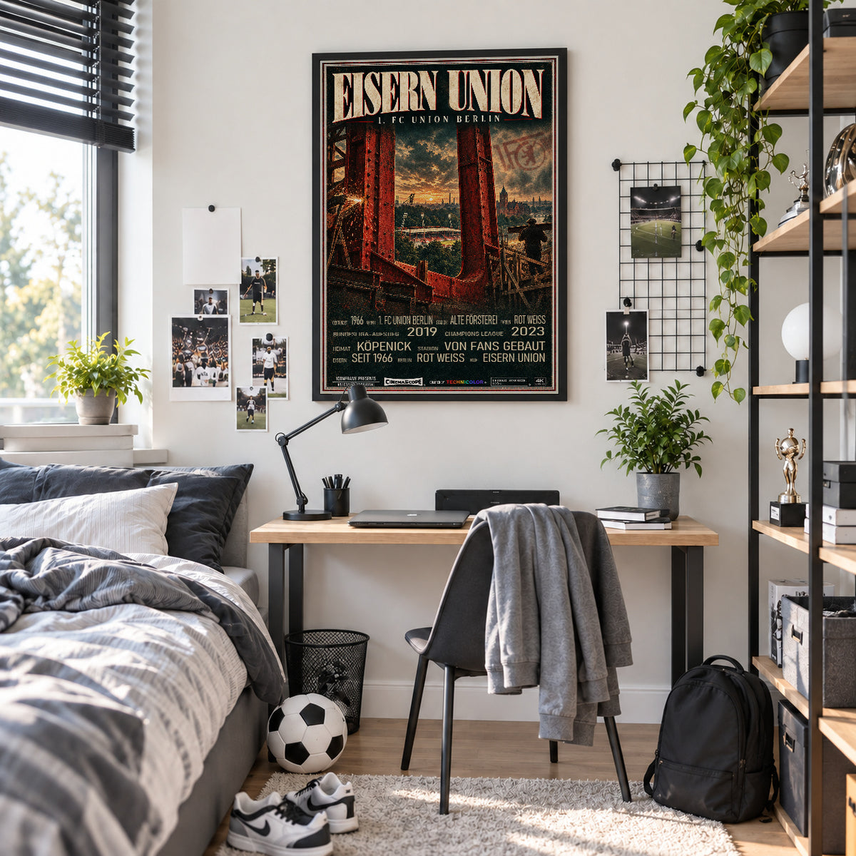 Union Berlin Poster „Eisern Union“ im schwarzen Rahmen über einem Schreibtisch