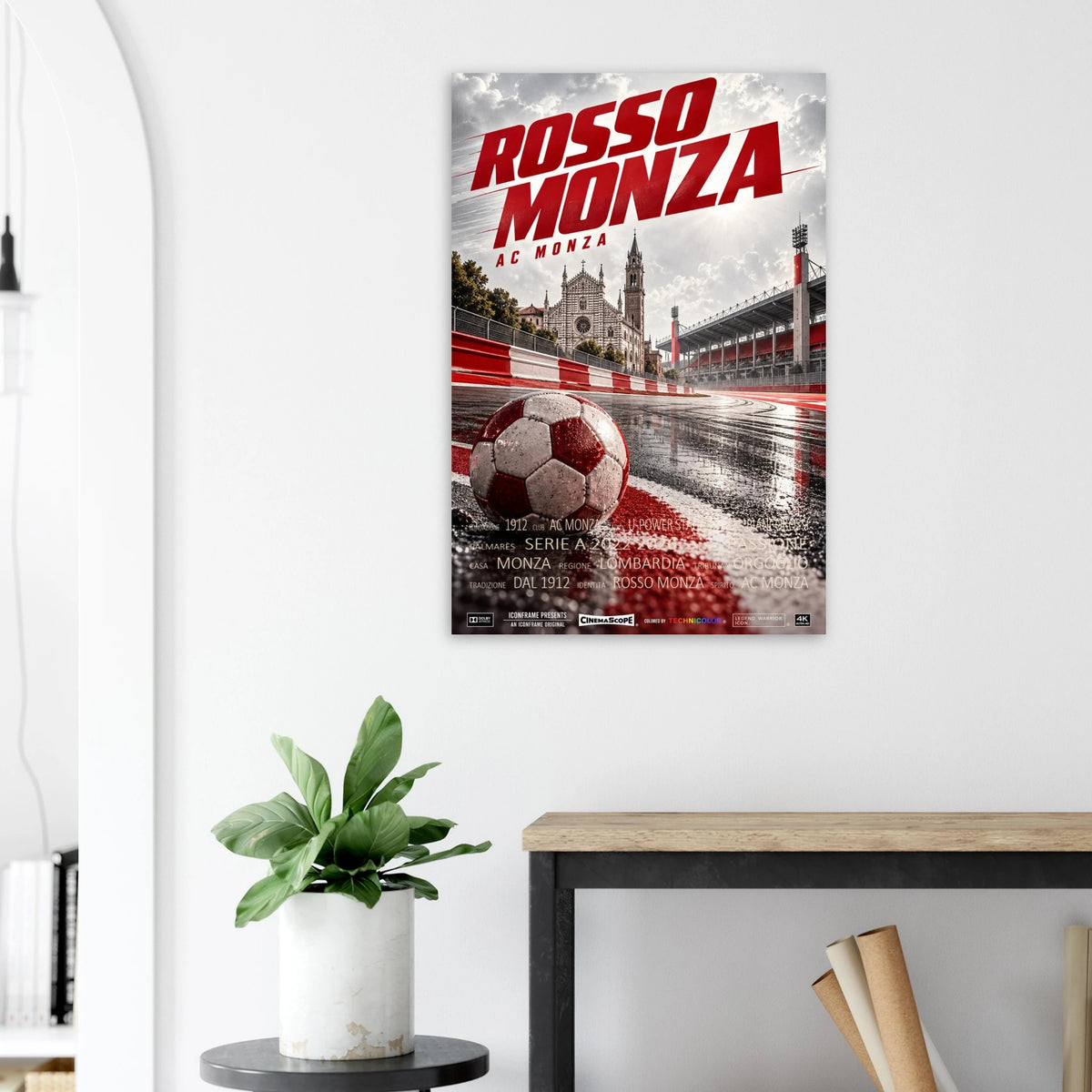 AC Monza Poster „Rosso Monza“ an einer hellen Wand neben einer Pflanze und einem Tisch