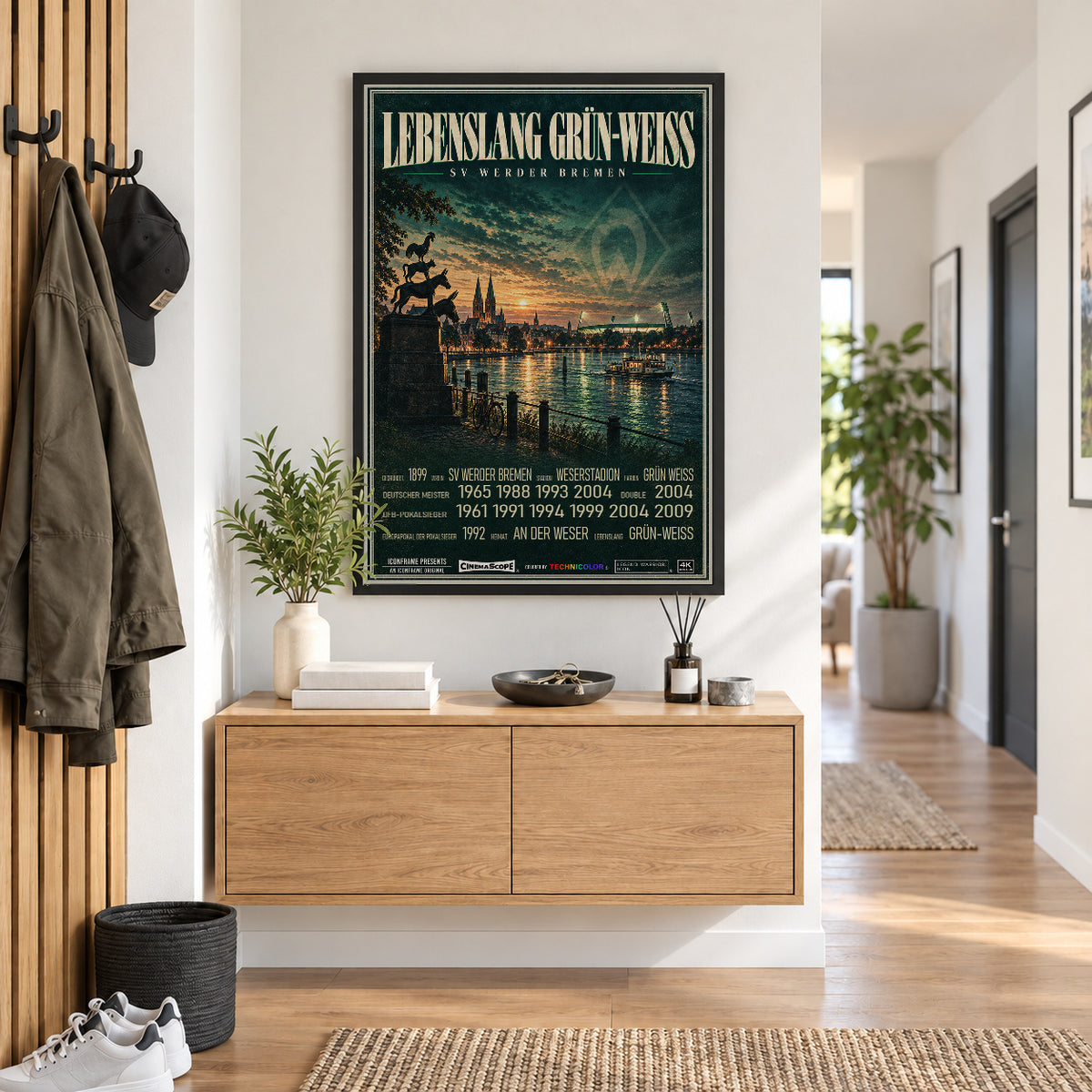 Werder Bremen Poster „Lebenslang Grün-Weiß“ im schwarzen Rahmen über einer Holzkommode
