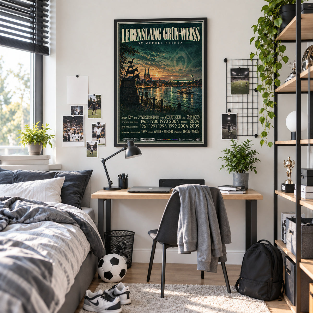 Werder Bremen Poster „Lebenslang Grün-Weiß“ im schwarzen Rahmen über einem Schreibtisch