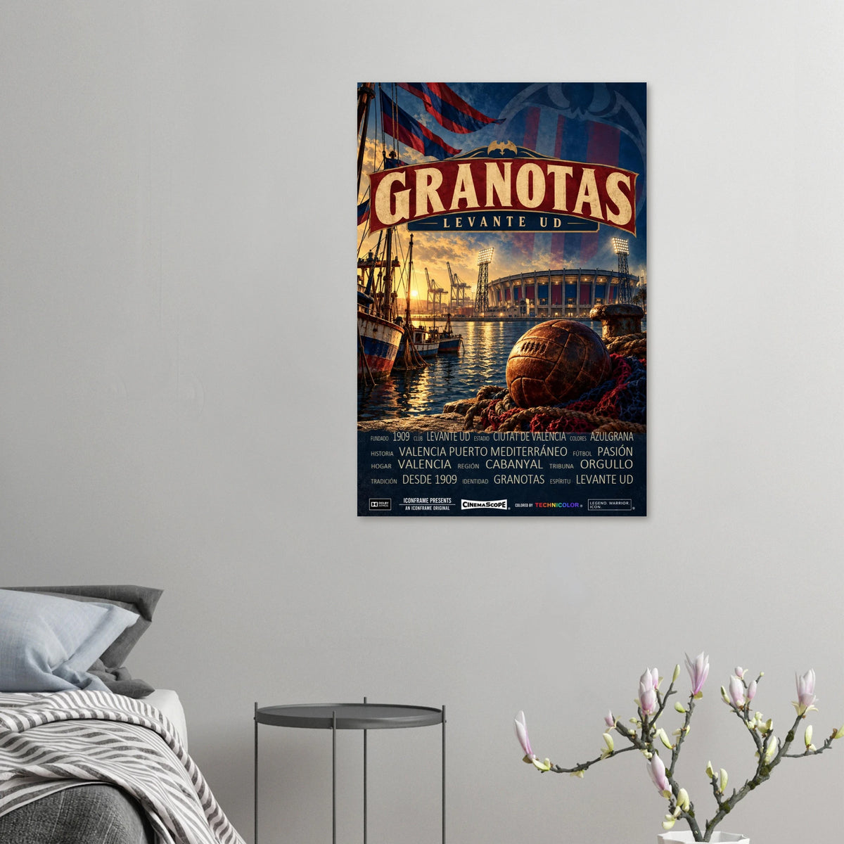 Levante UD Poster „Granotas“ an einer grauen Wand neben einem Bett