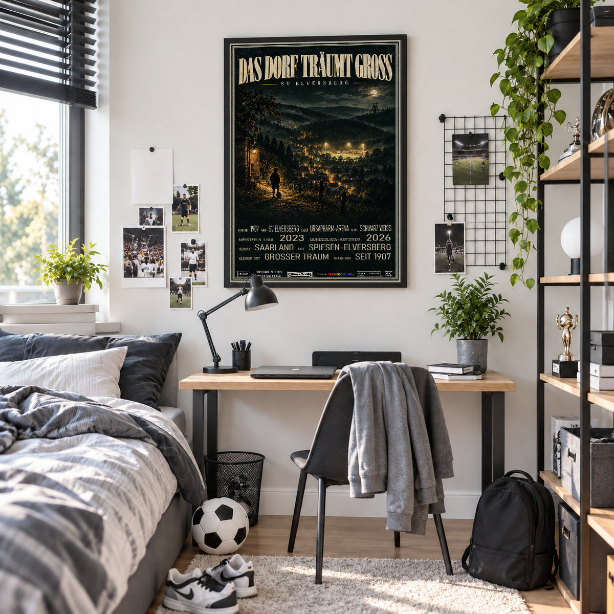 SV Elversberg Poster „Das Dorf träumt groß“ im schwarzen Rahmen über einem Schreibtisch