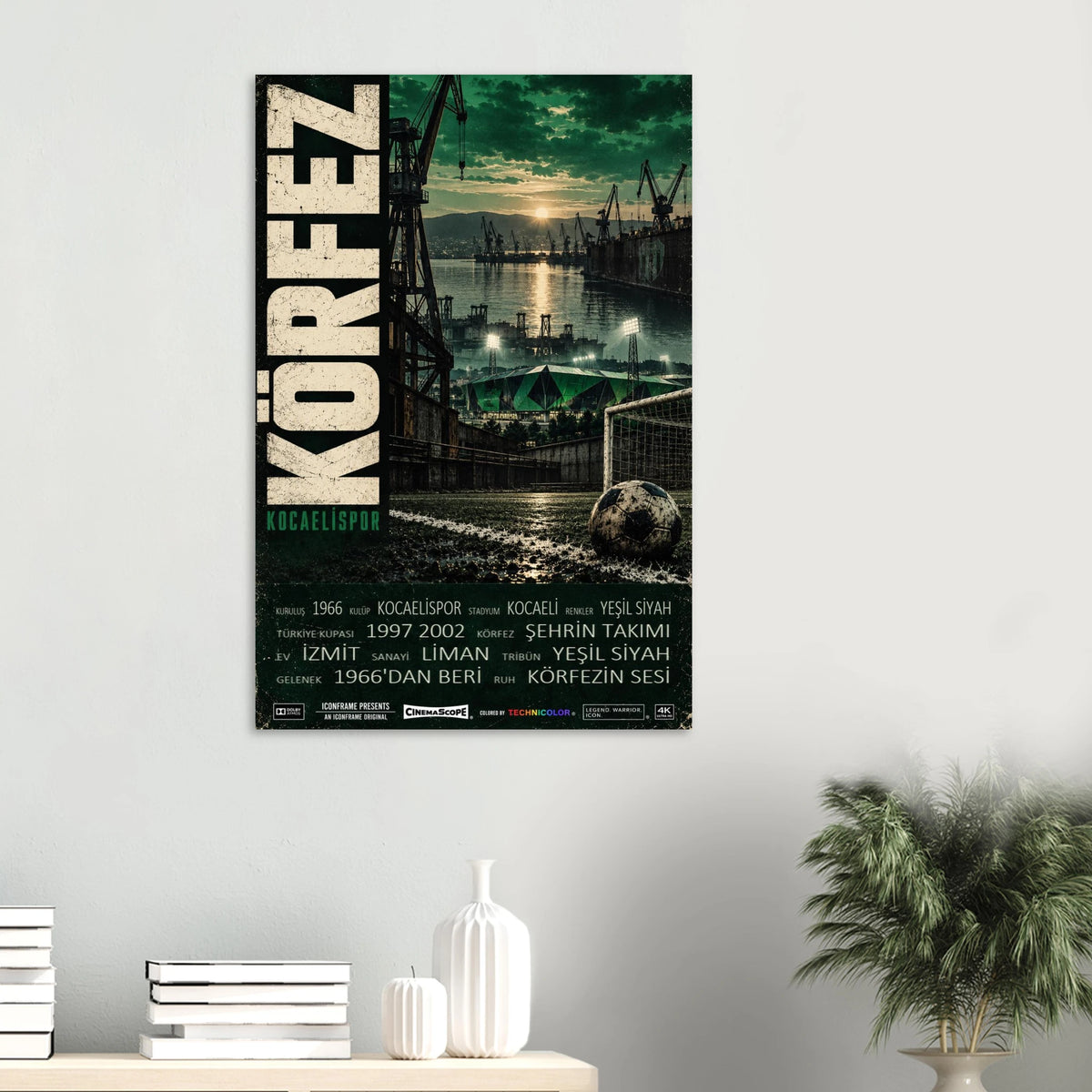 Kocaelispor Poster „Körfez“ an einer hellen Wand über einer Ablage mit Büchern und Vasen