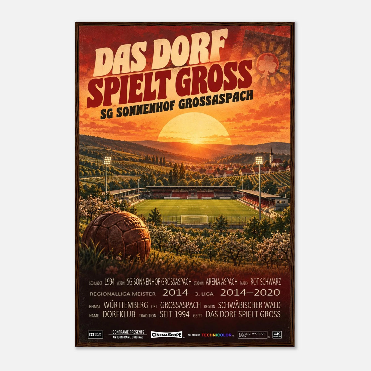Sonnenhof Großaspach Poster „Das Dorf spielt groß“ – 60 × 90 cm, mit dunkelbraunem Holzrahmen