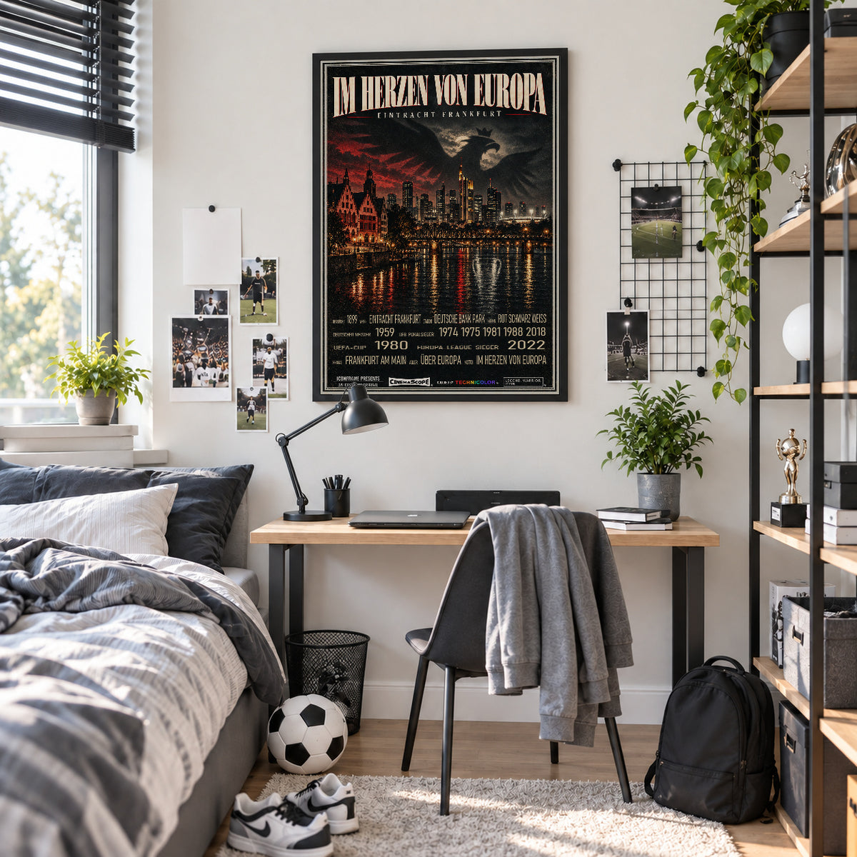 Eintracht Frankfurt Poster „Im Herzen von Europa“ im schwarzen Rahmen über einem Schreibtisch