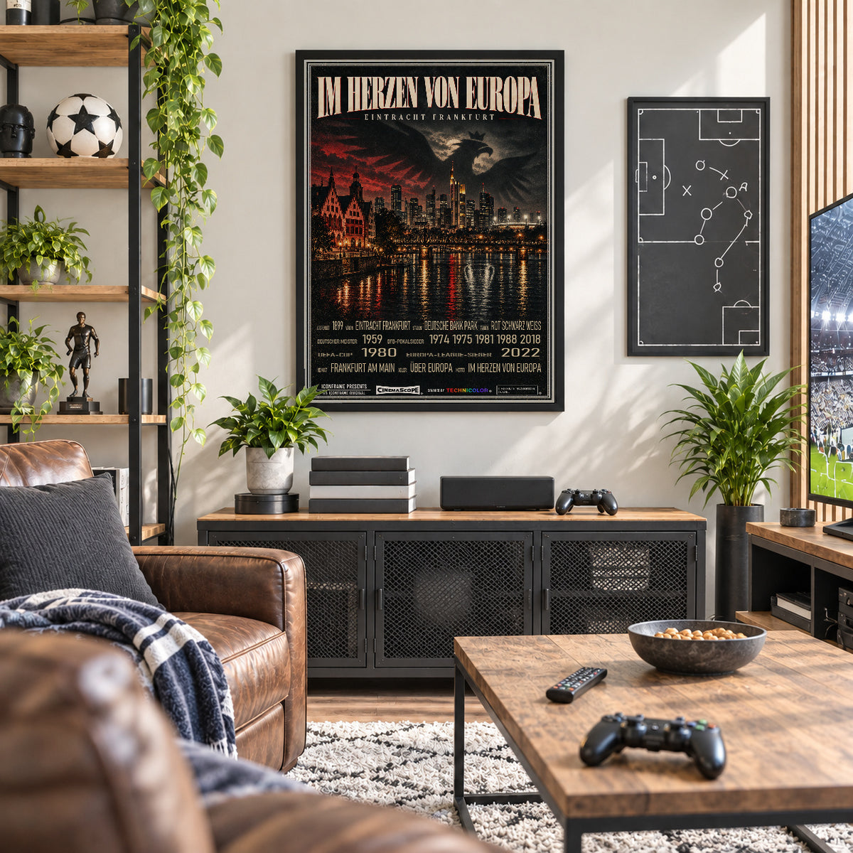 Eintracht Frankfurt Poster „Im Herzen von Europa“ im schwarzen Rahmen über einem dunklen Sideboard