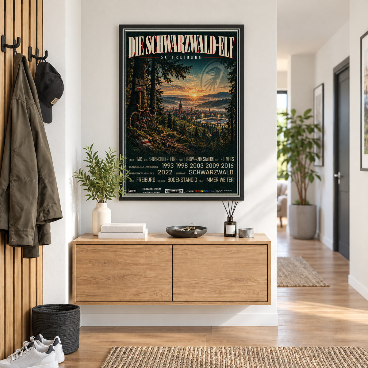SC Freiburg Poster „Die Schwarzwald-Elf“ im schwarzen Rahmen über einer Holzkommode