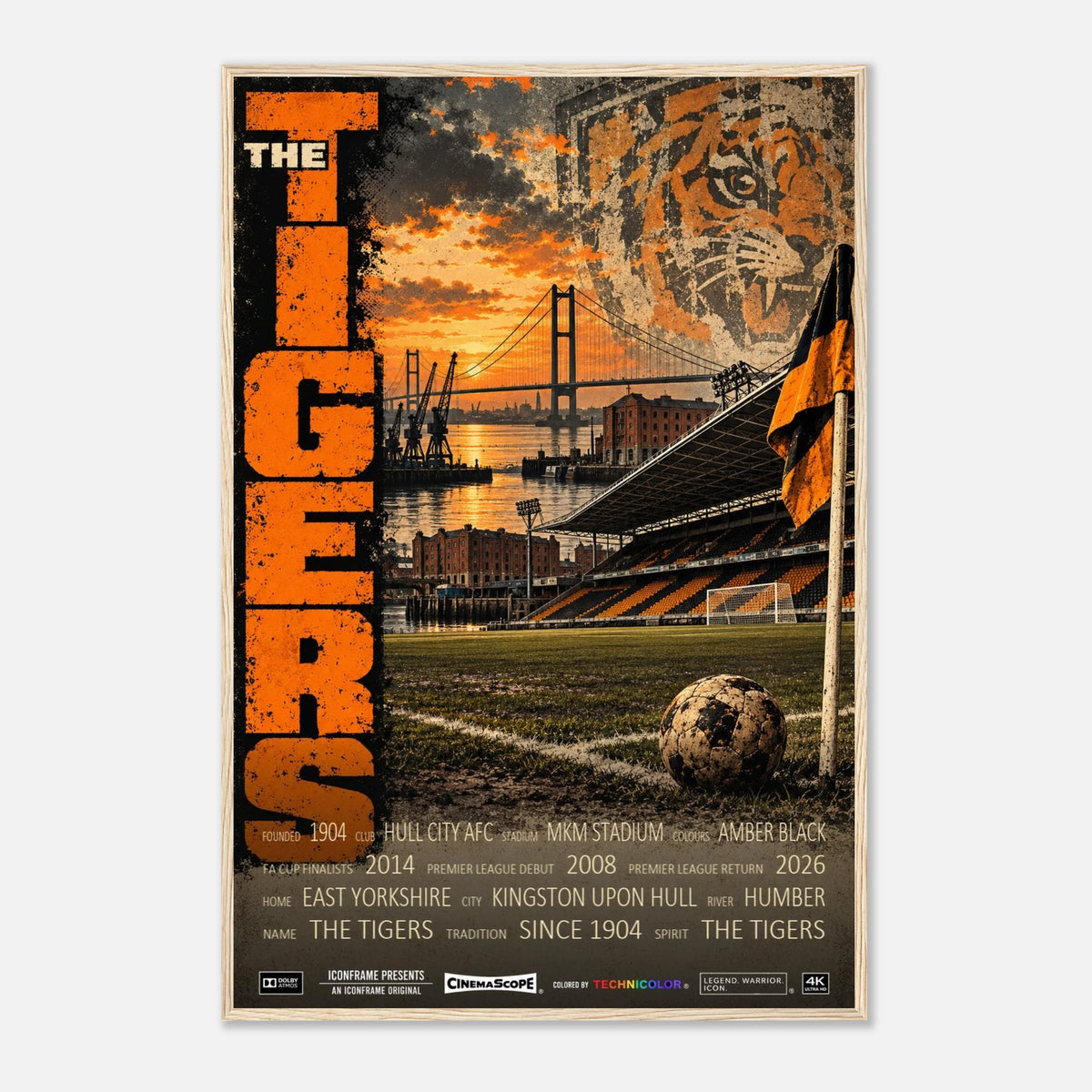 Hull City Poster „The Tigers“ – 60 × 90 cm, mit naturfarbenem Holzrahmen vor hellem Hintergrund