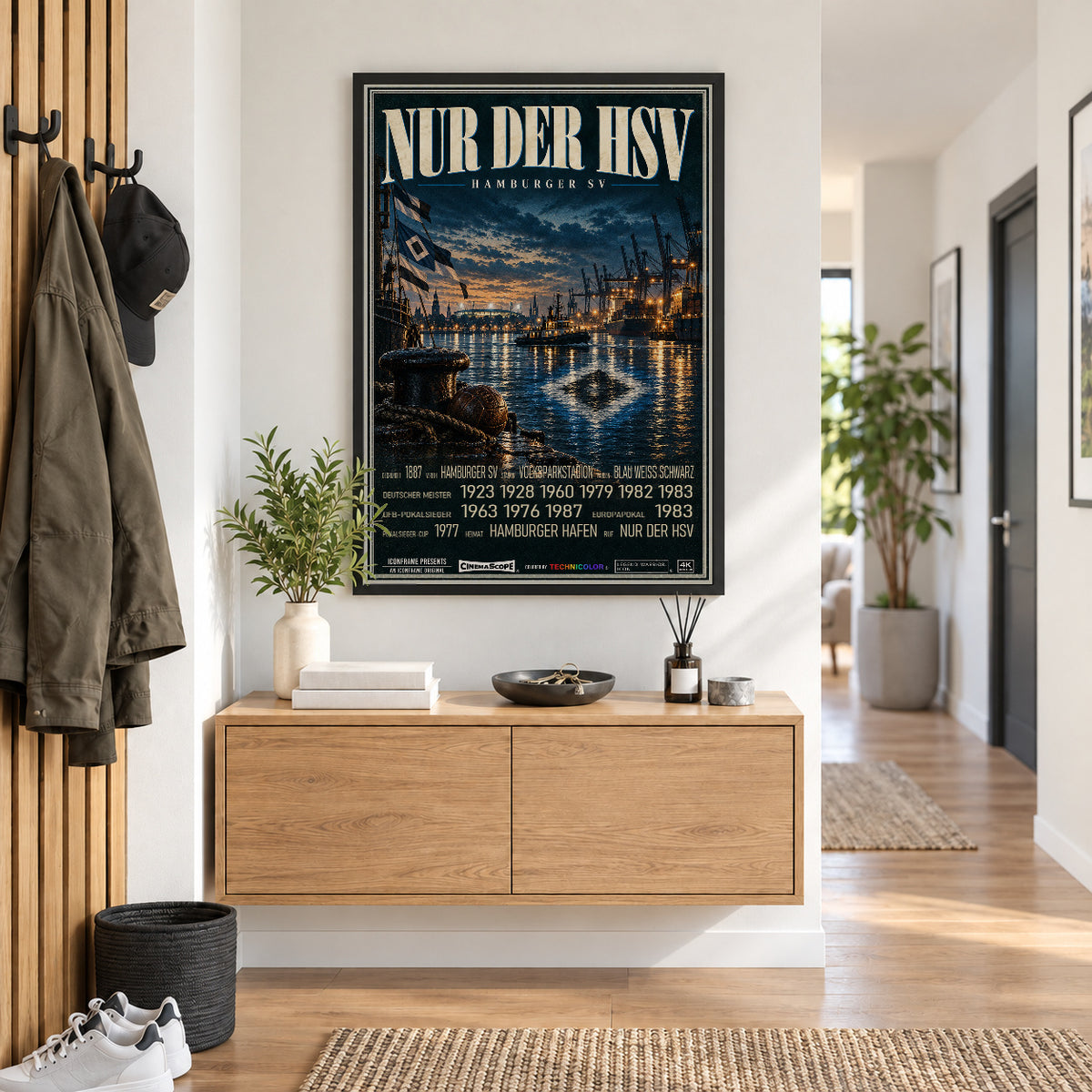 Hamburger SV Poster „Nur der HSV“ im schwarzen Rahmen über einer Holzkommode