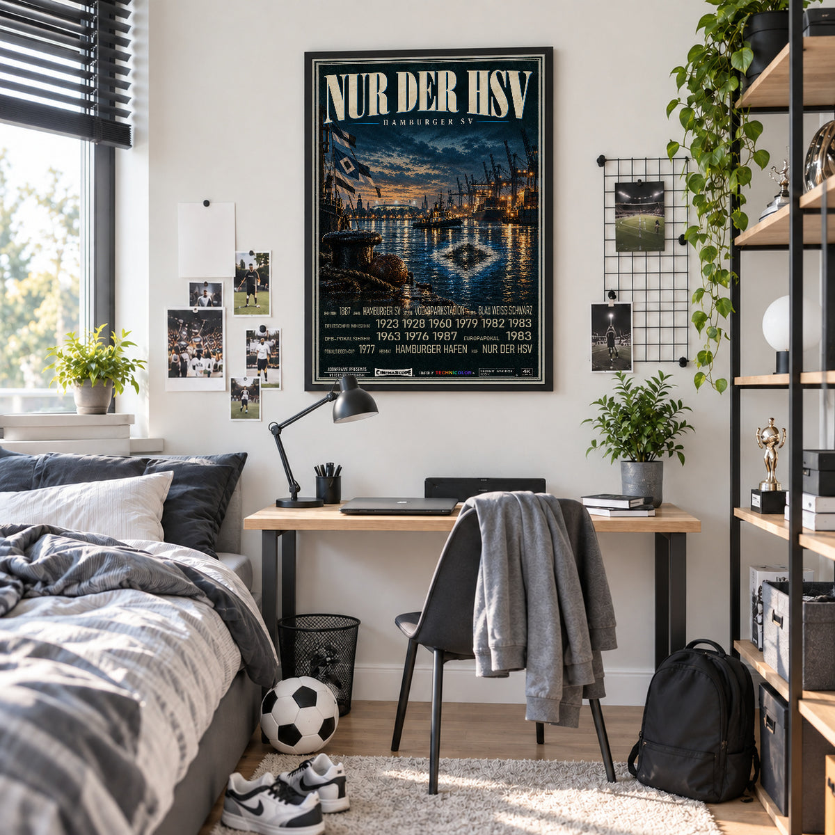 Hamburger SV Poster „Nur der HSV“ im schwarzen Rahmen über einem Schreibtisch
