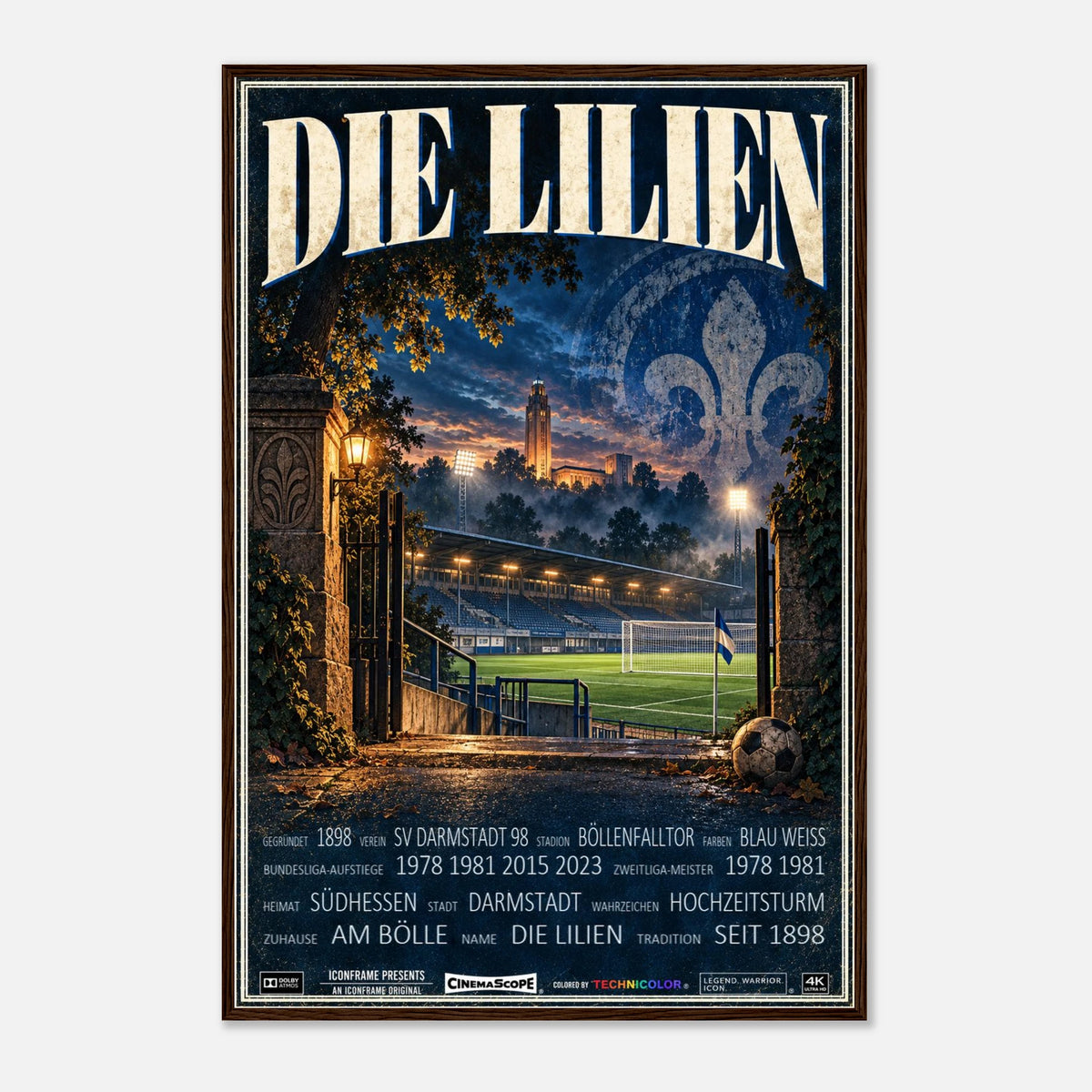 Darmstadt 98 Poster „Die Lilien“ – 60 × 90 cm, mit dunkelbraunem Holzrahmen vor hellem Hintergrund