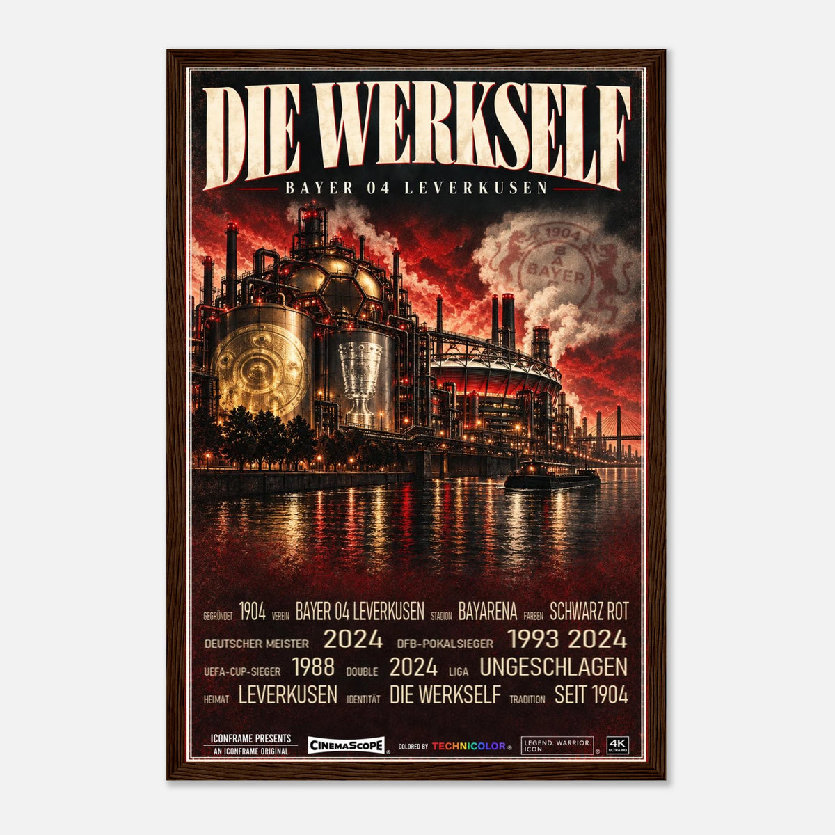 Bayer 04 Leverkusen Poster „Die Werkself“ – 30 × 45 cm, mit dunkelbraunem Holzrahmen vor hellem Hintergrund