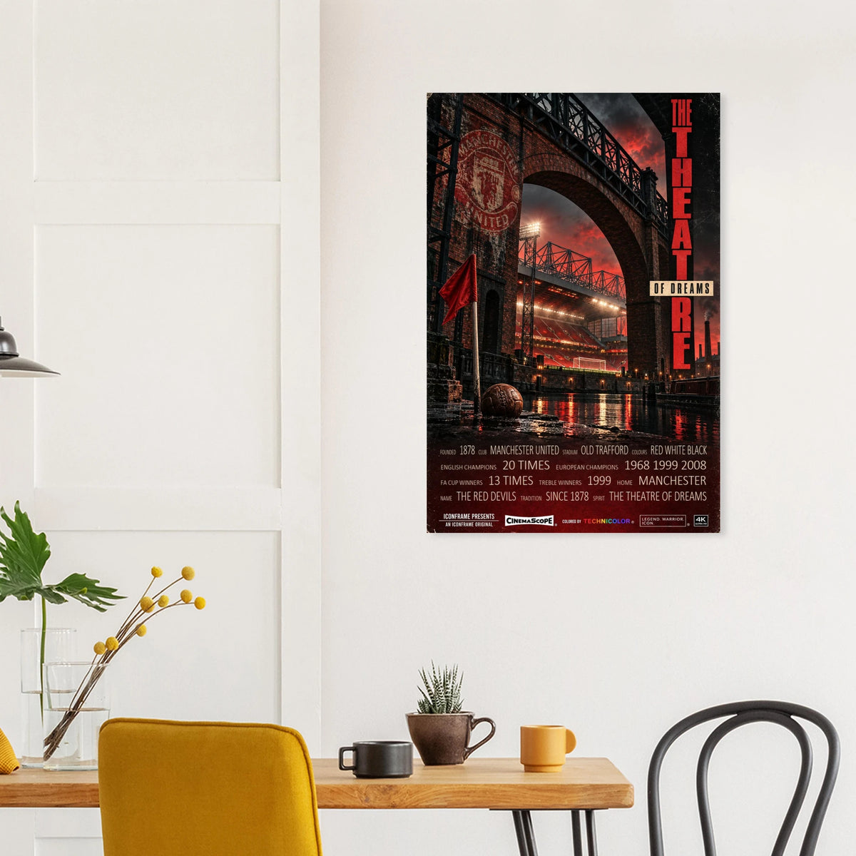 Manchester United Poster „The Theatre of Dreams“ an einer hellen Wand über einem Esstisch
