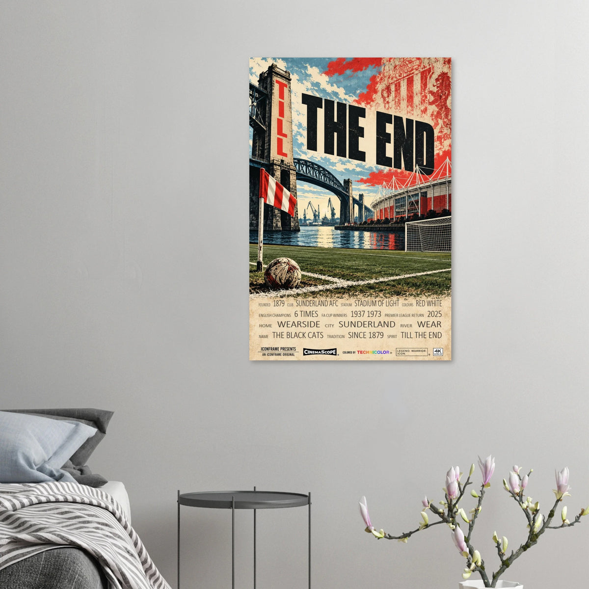 Sunderland Poster „Till the End“ an einer grauen Wand neben einem Bett