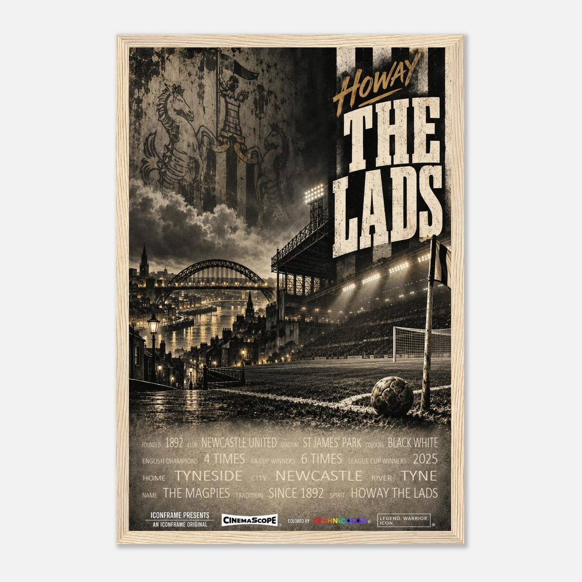 Newcastle United Poster „Howay the Lads“ – 30 × 45 cm, mit naturfarbenem Holzrahmen vor hellem Hintergrund