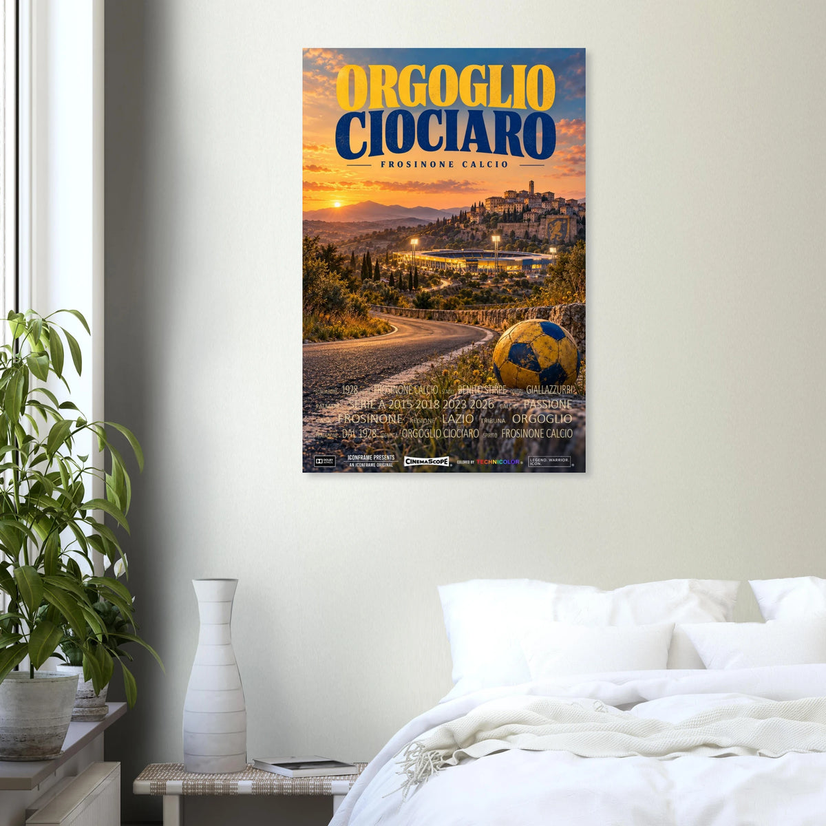 Frosinone Calcio Poster „Orgoglio Ciociaro“ an einer hellen Wand über einem weiß bezogenen Bett