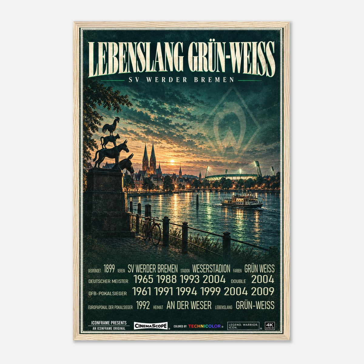 Werder Bremen Poster „Lebenslang Grün-Weiß“ – 40 × 60 cm, mit naturfarbenem Holzrahmen vor hellem Hintergrund