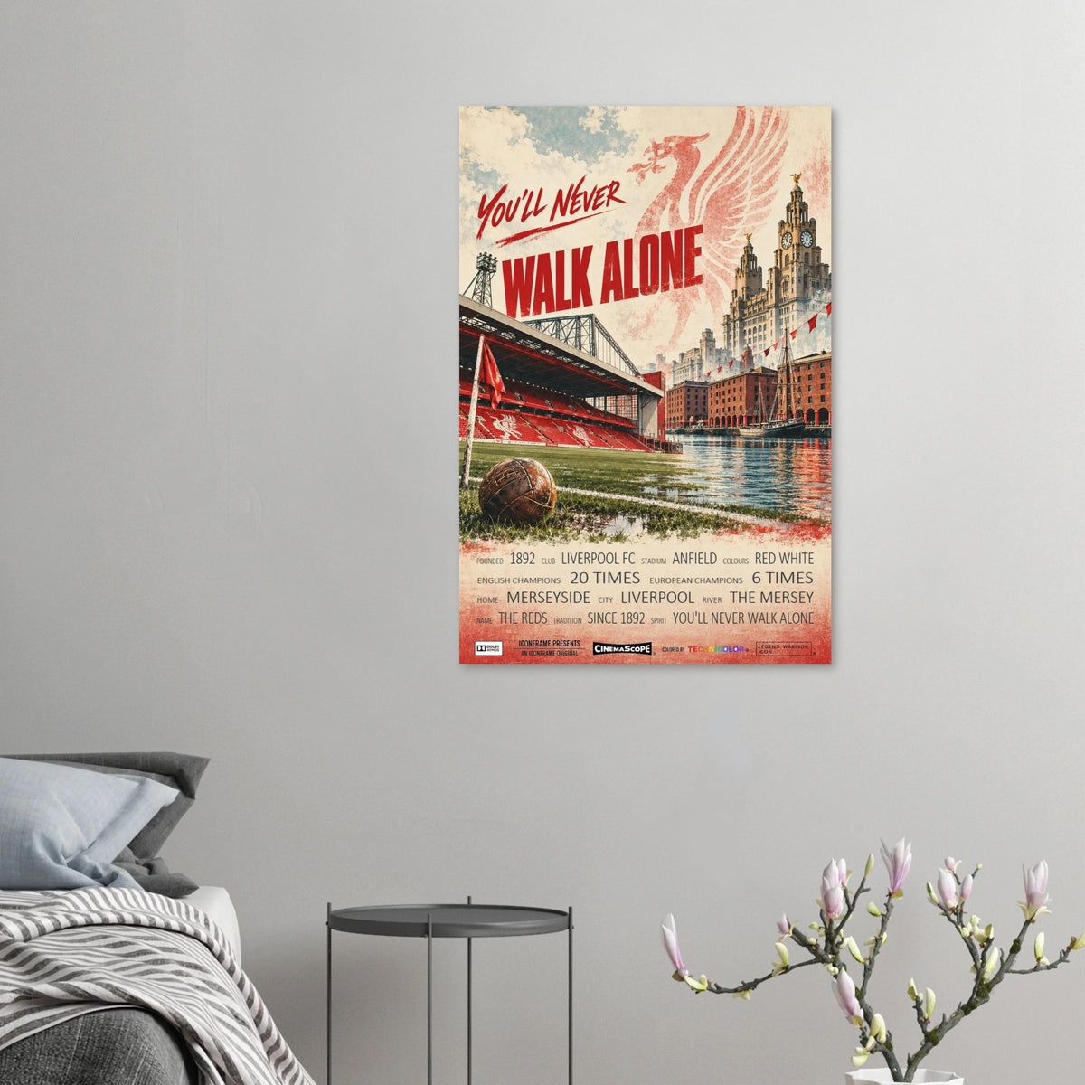 Liverpool Poster „You'll Never Walk Alone“ an einer grauen Wand neben einem Bett