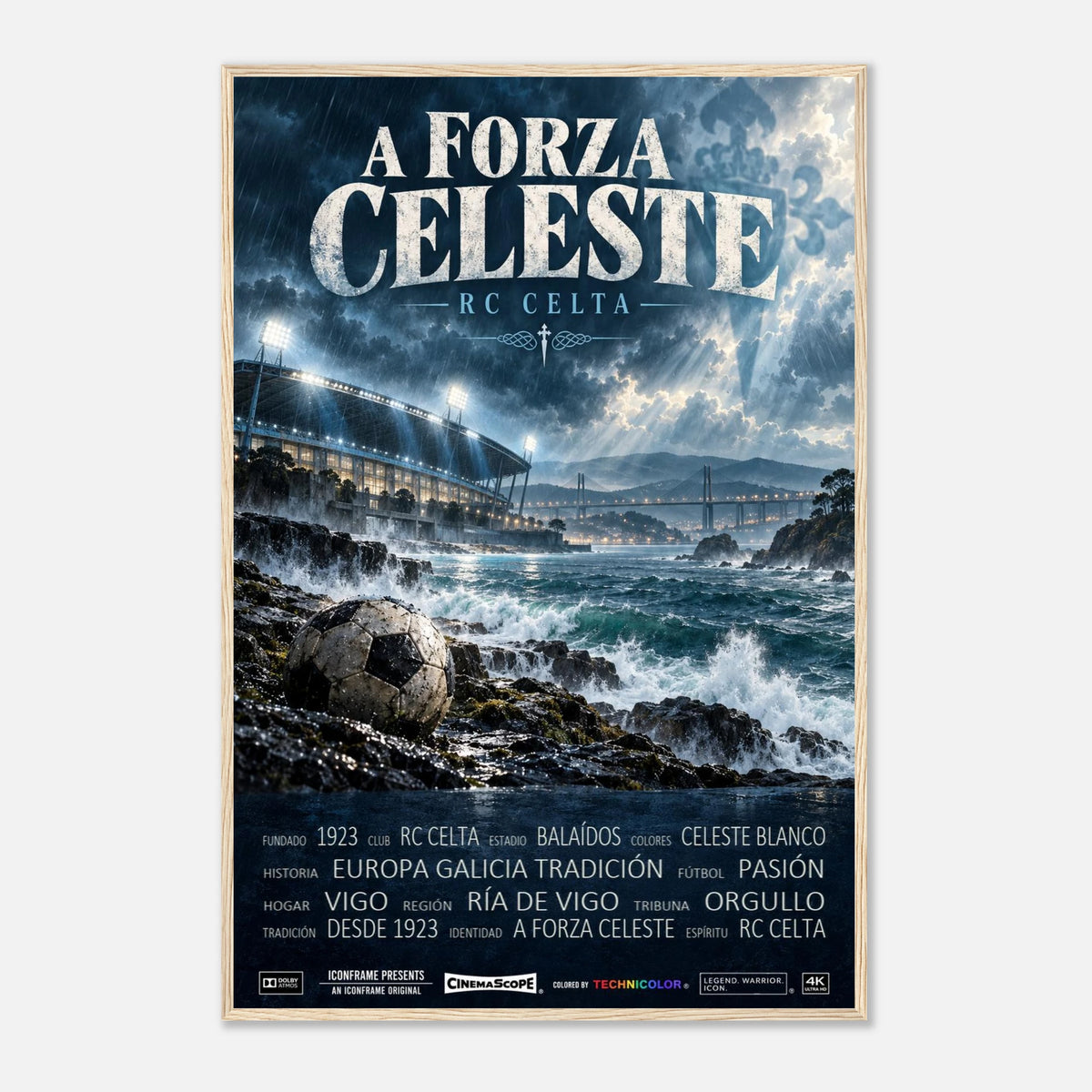 Celta Vigo Poster „A Forza Celeste“ – 60 × 90 cm, mit naturfarbenem Holzrahmen vor hellem Hintergrund