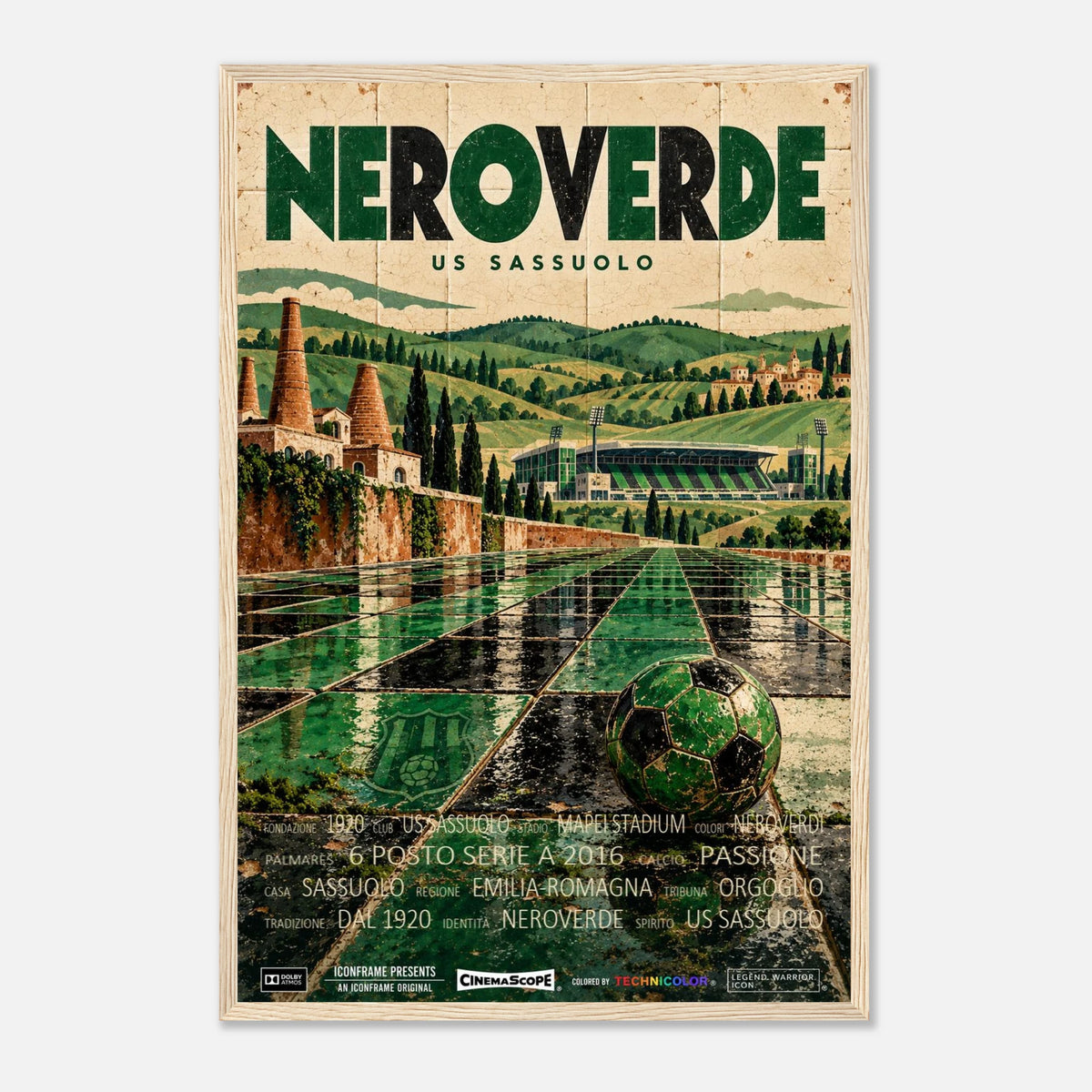 US Sassuolo Poster „Neroverde“ – 40 × 60 cm, mit naturfarbenem Holzrahmen vor hellem Hintergrund