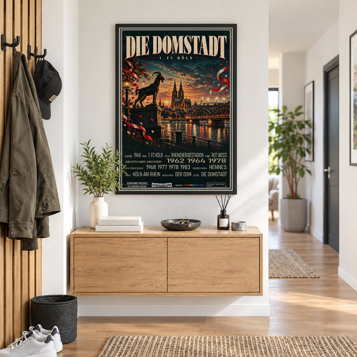 1. FC Köln Poster „Die Domstadt“ im schwarzen Rahmen über einer Holzkommode
