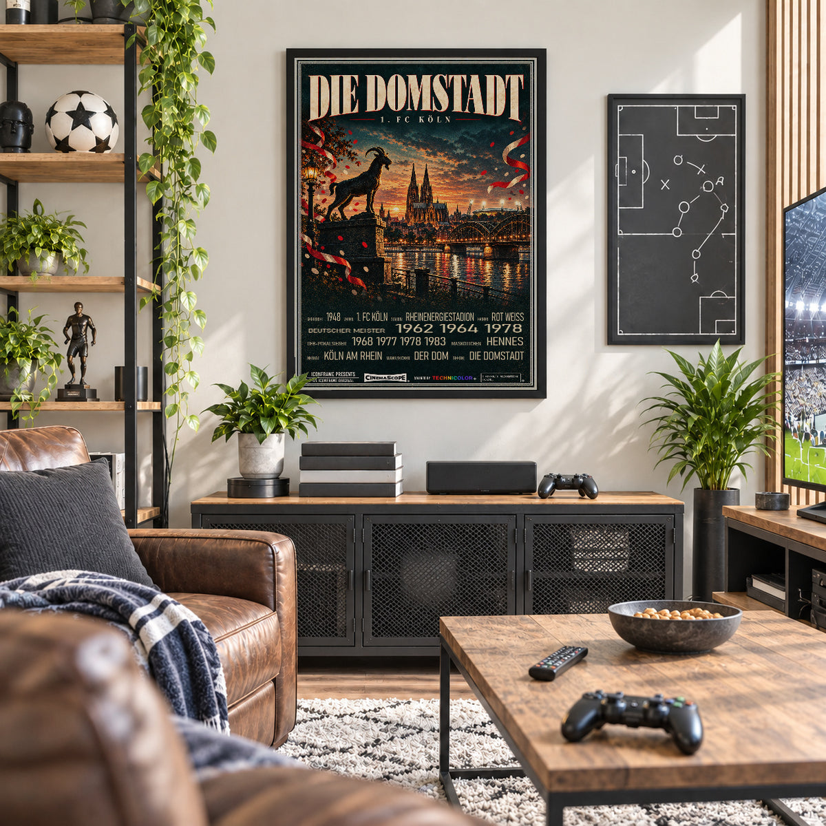 1. FC Köln Poster „Die Domstadt“ im schwarzen Rahmen über einem dunklen Sideboard