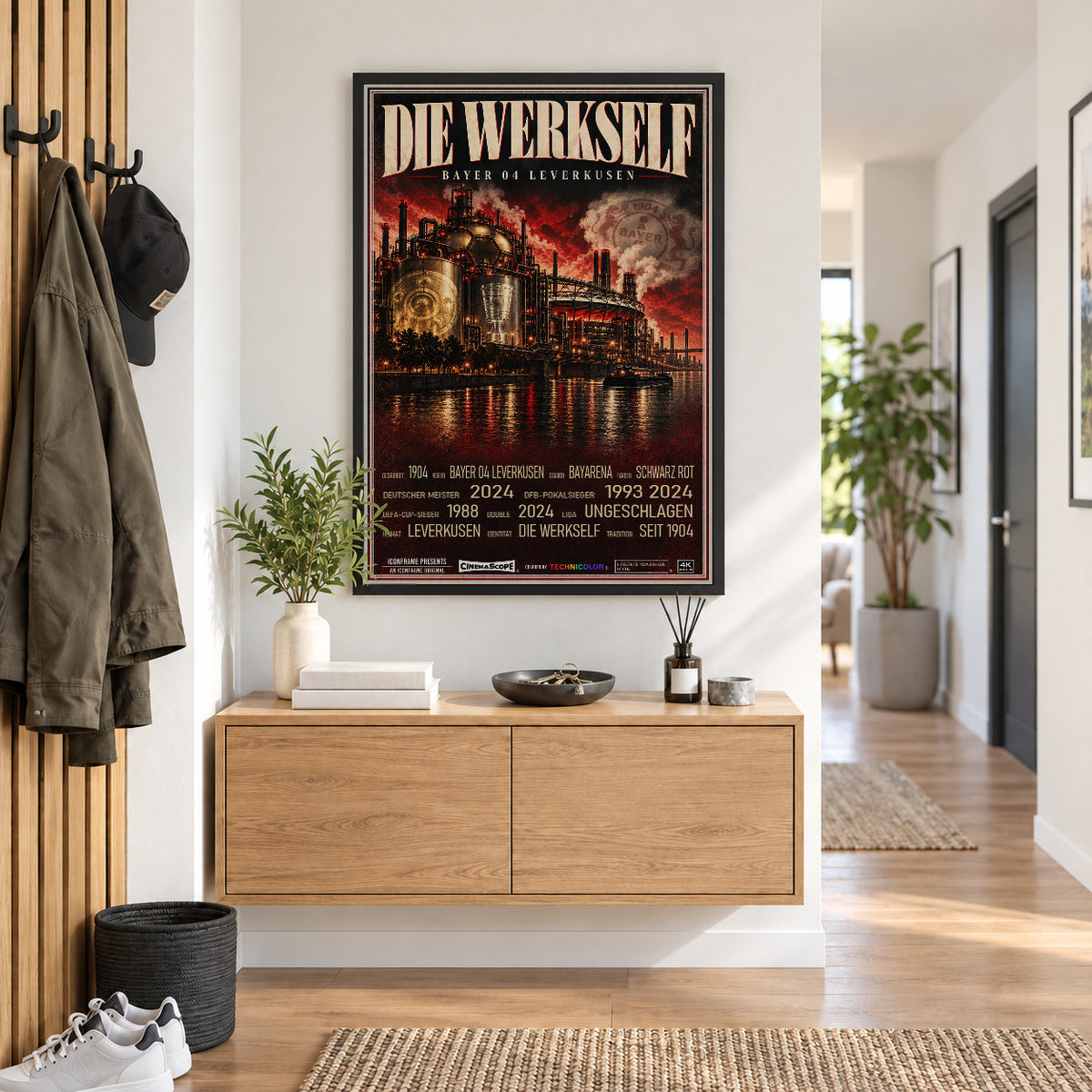 Bayer 04 Leverkusen Poster „Die Werkself“ im schwarzen Rahmen über einer Holzkommode