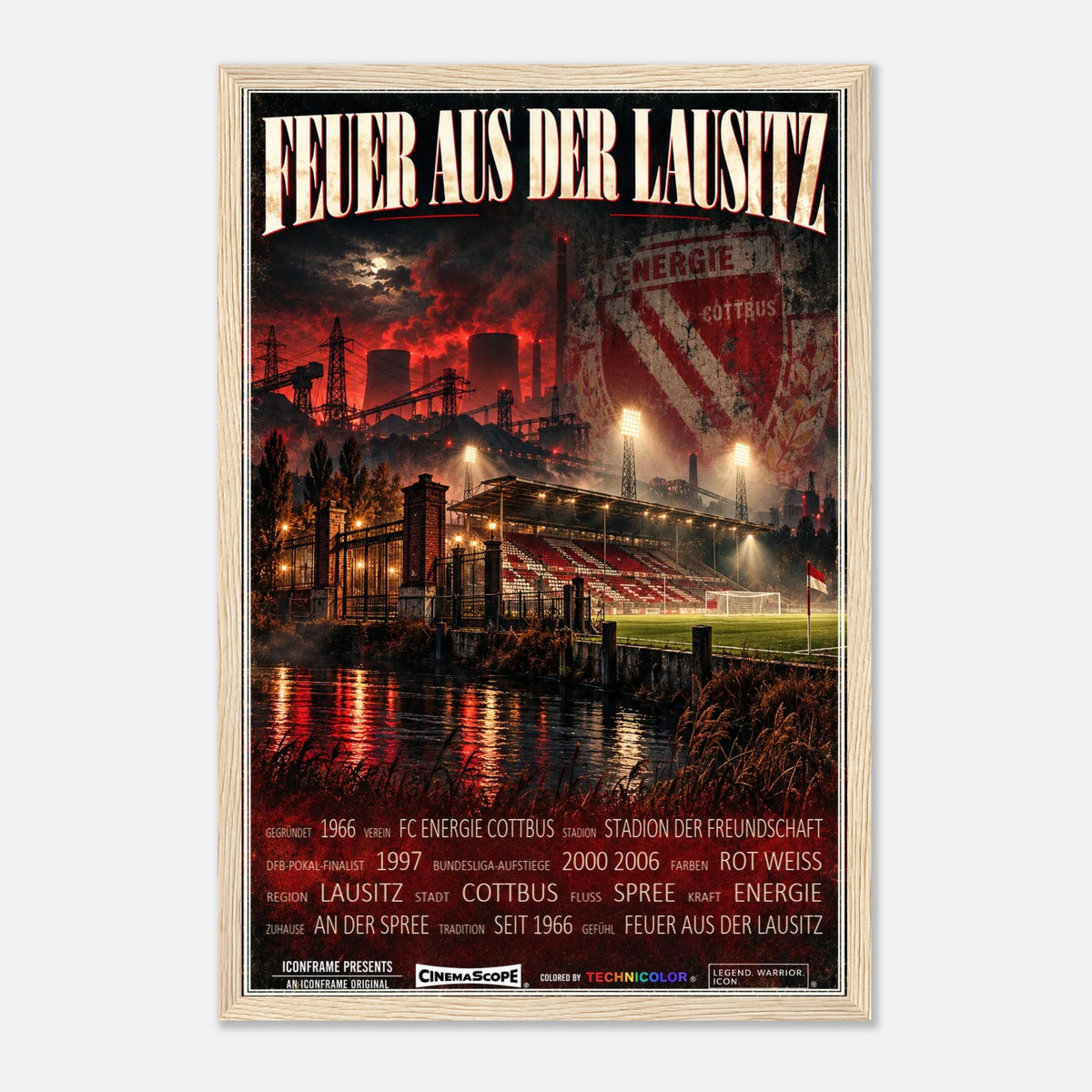 Energie Cottbus Poster „Feuer aus der Lausitz“ – 30 × 45 cm, mit naturfarbenem Holzrahmen vor hellem Hintergrund