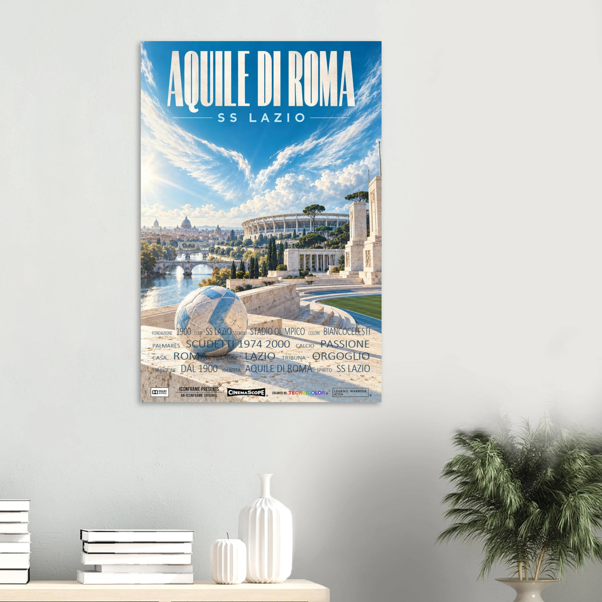 Lazio Rom Poster „Aquile di Roma“ an einer hellen Wand über einer Ablage mit Büchern und Vasen