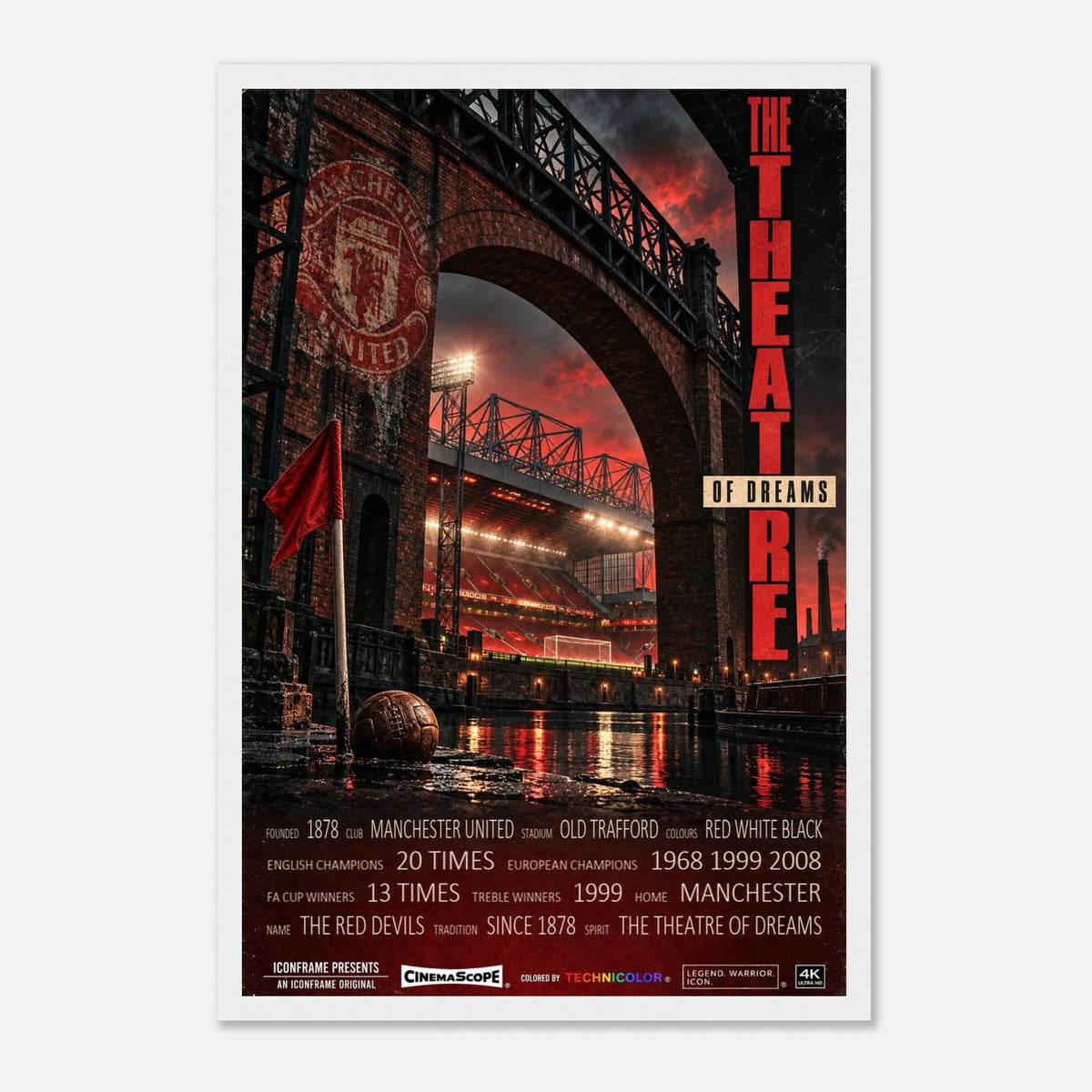 Manchester United Poster „The Theatre of Dreams“ – 30 × 45 cm, mit weißem Holzrahmen vor hellem Hintergrund