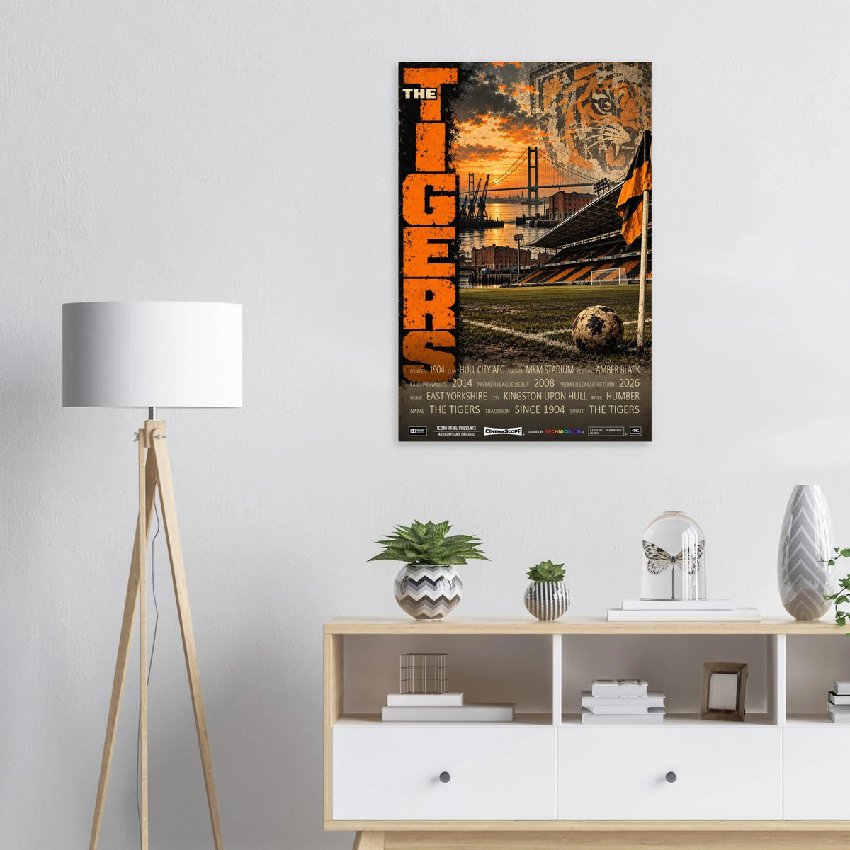 Hull City Poster „The Tigers“ über einem Sideboard neben einer Stehlampe