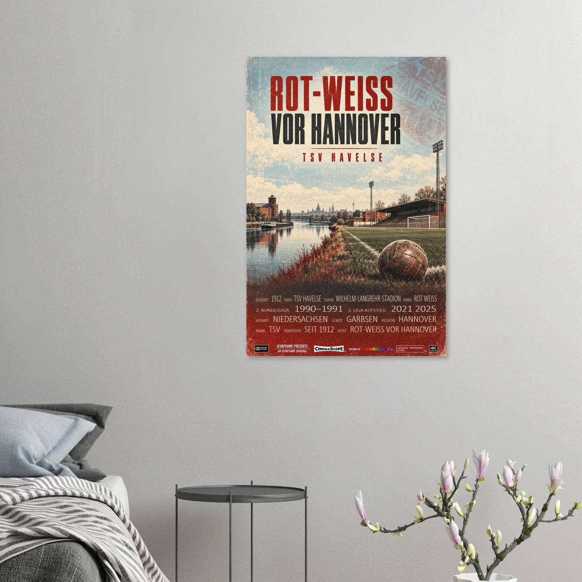 TSV Havelse Poster „Rot-Weiss vor Hannover“ an einer grauen Wand neben einem Bett