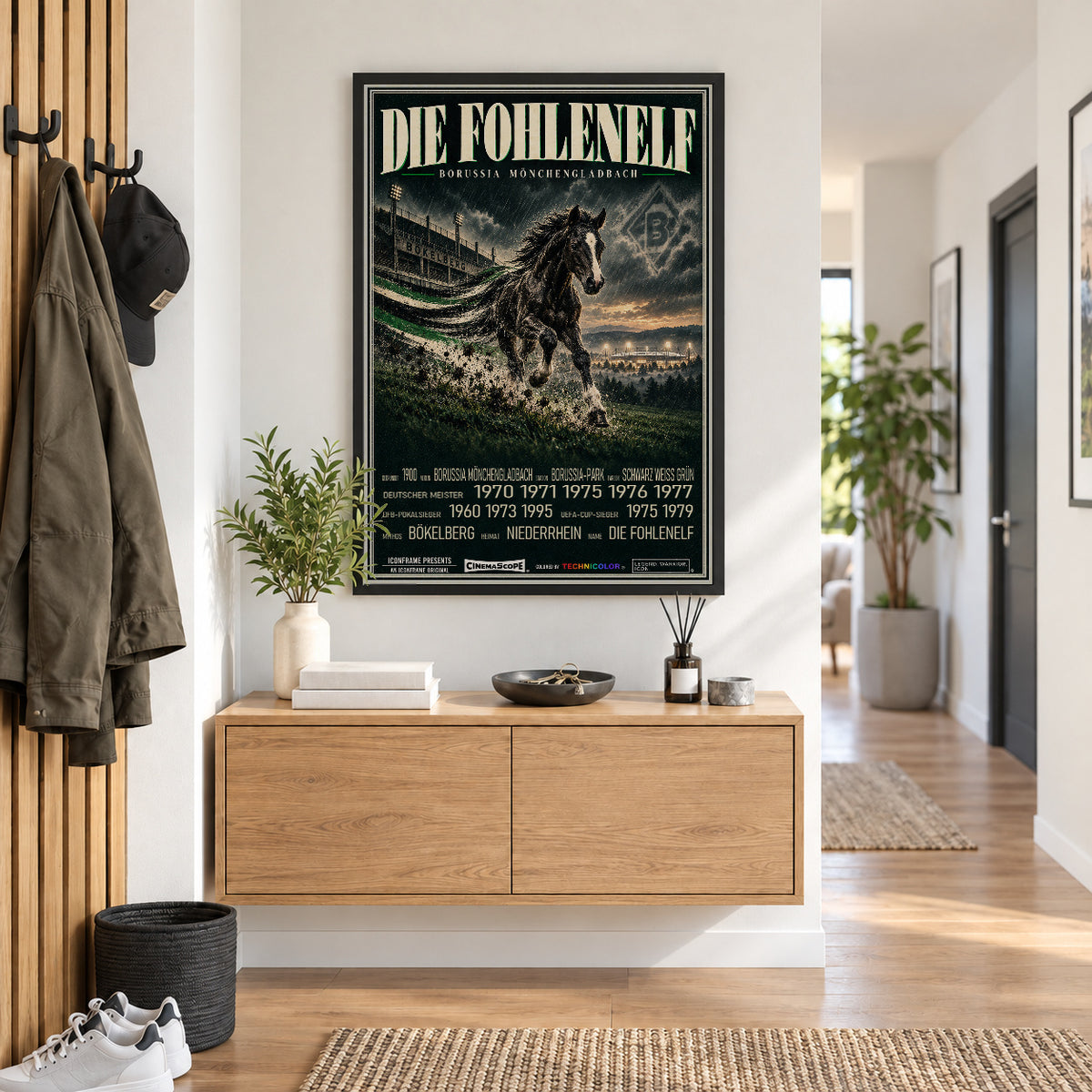 Borussia Mönchengladbach Poster „Die Fohlenelf“ im schwarzen Rahmen über einer Holzkommode