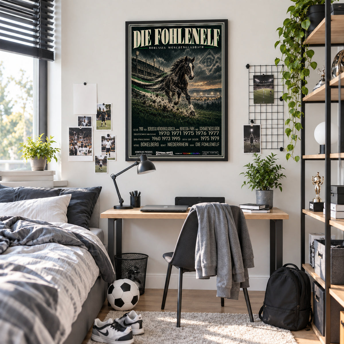 Borussia Mönchengladbach Poster „Die Fohlenelf“ im schwarzen Rahmen über einem Schreibtisch