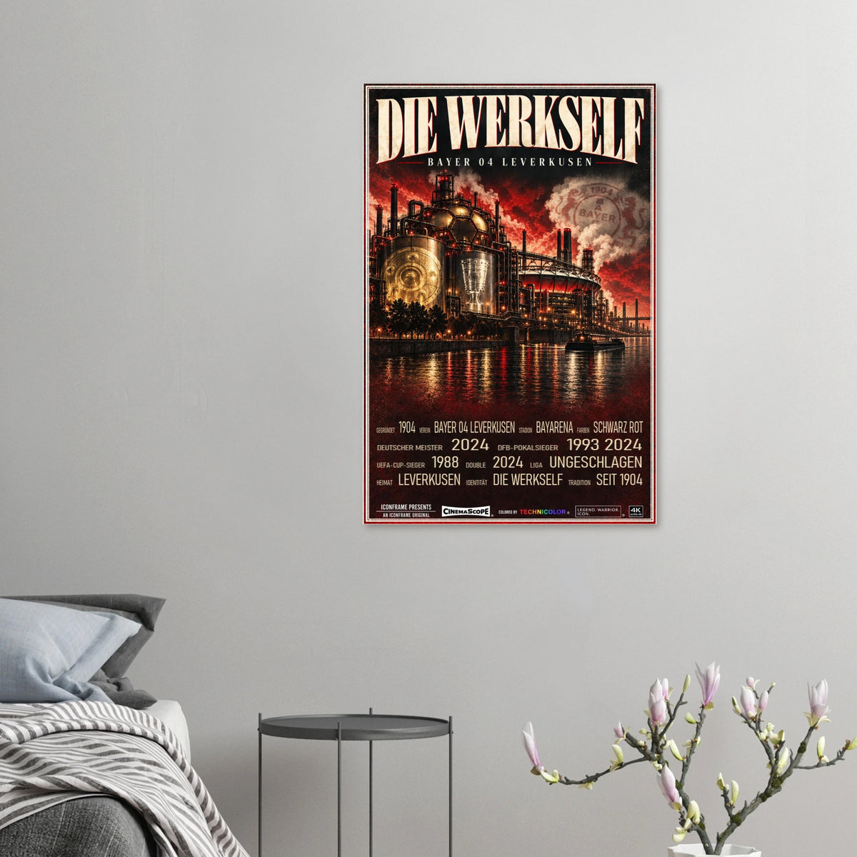 Bayer 04 Leverkusen Poster „Die Werkself“ an einer grauen Wand neben einem Bett