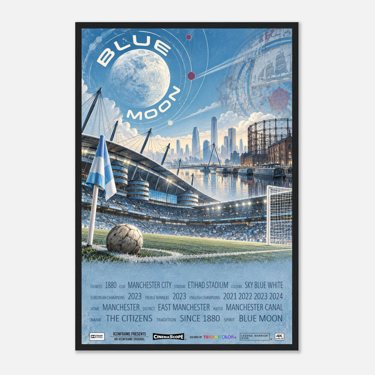 Manchester City Poster „Blue Moon“ – 40 × 60 cm, mit schwarzem Holzrahmen vor hellem Hintergrund