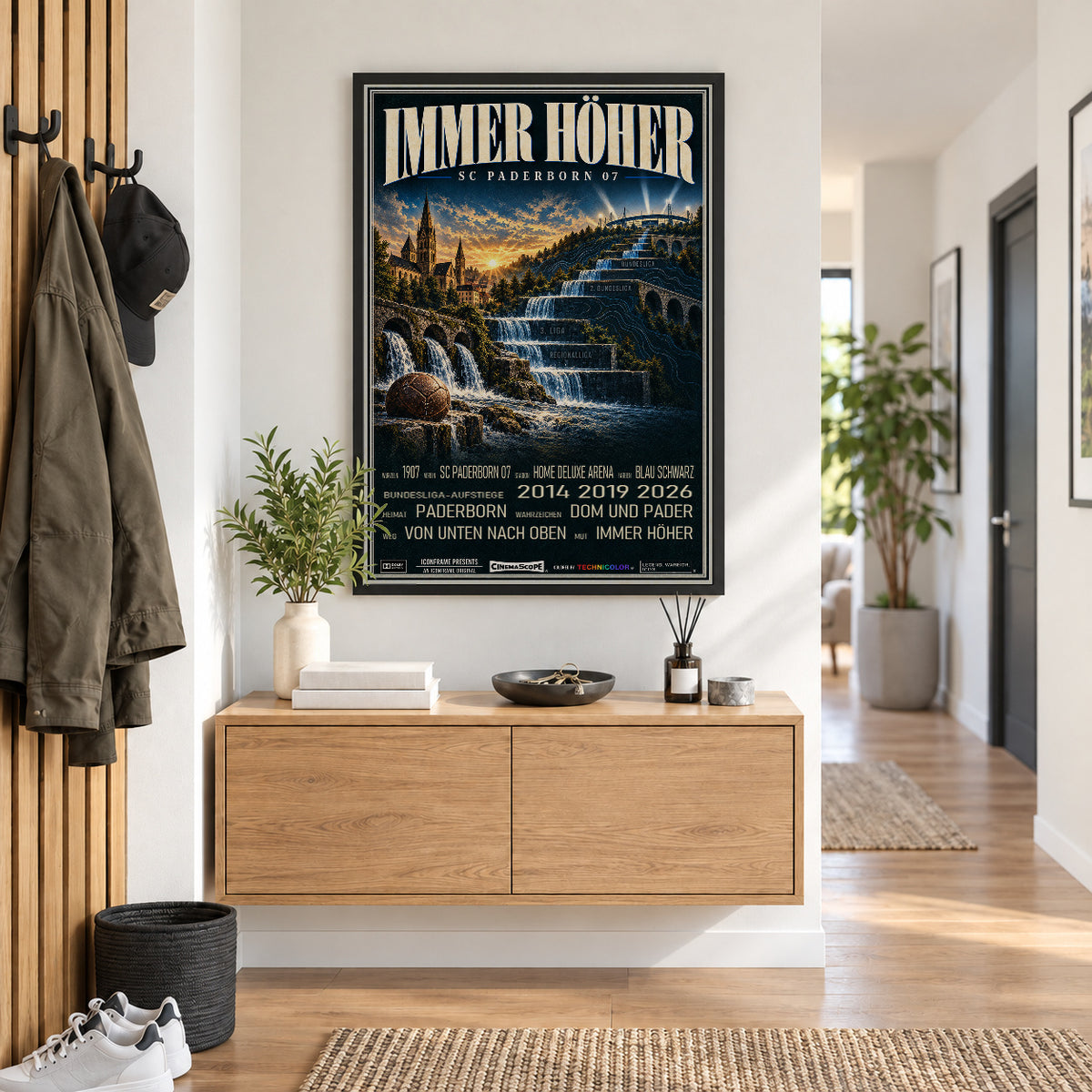 SC Paderborn 07 Poster „Immer höher“ im schwarzen Rahmen über einer Holzkommode