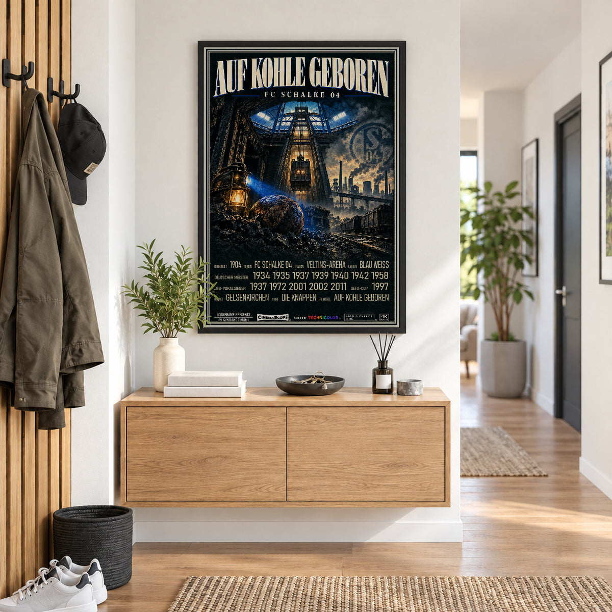 Schalke 04 Poster „Auf Kohle geboren“ im schwarzen Rahmen über einer Holzkommode