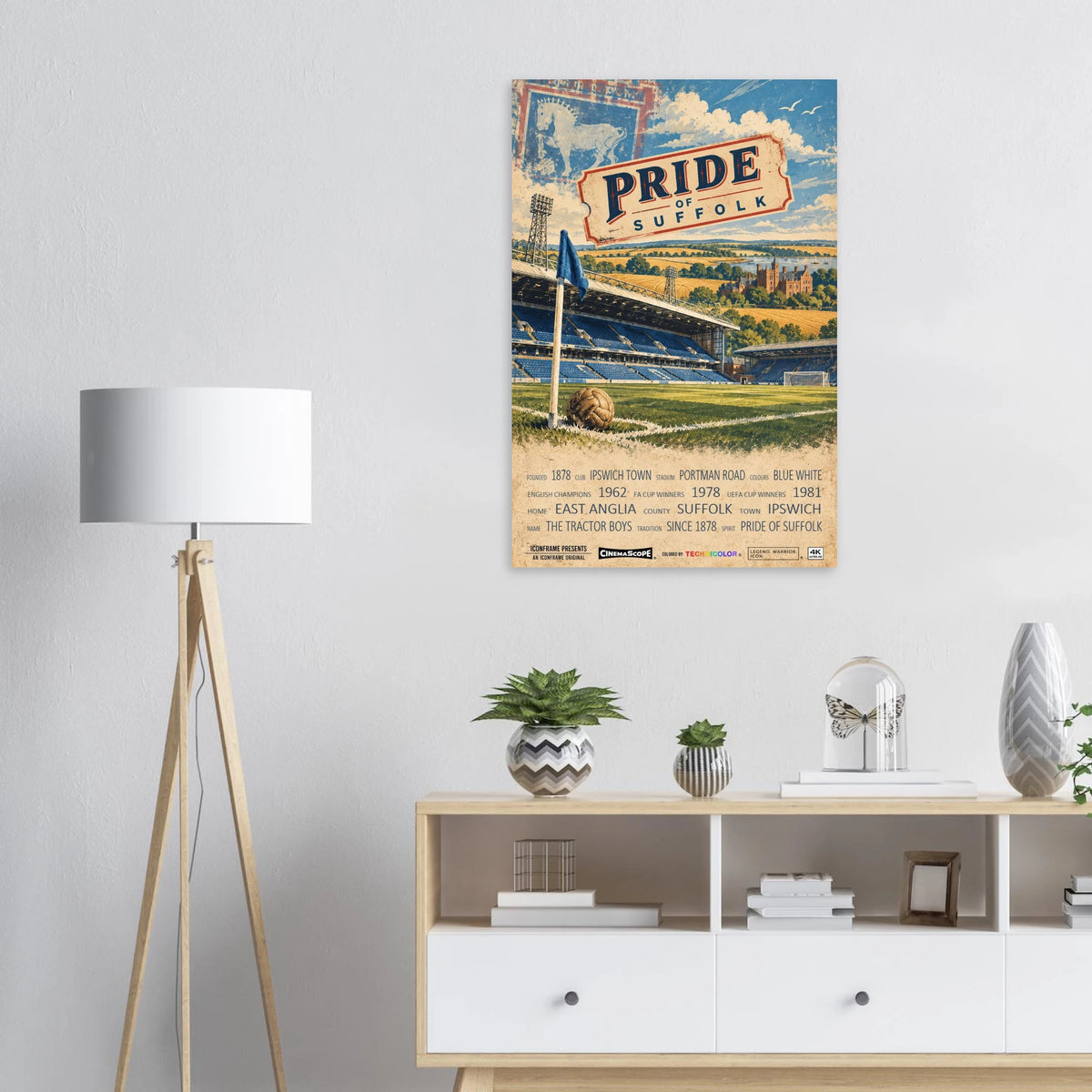 Ipswich Town Poster „Pride of Suffolk“ über einem Sideboard neben einer Stehlampe