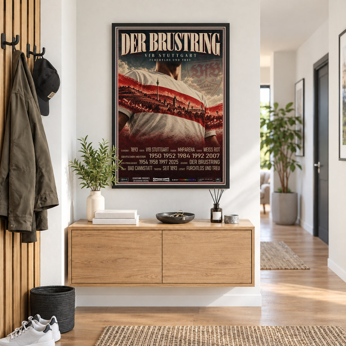 VfB Stuttgart Poster „Der Brustring“ im schwarzen Rahmen über einer Holzkommode