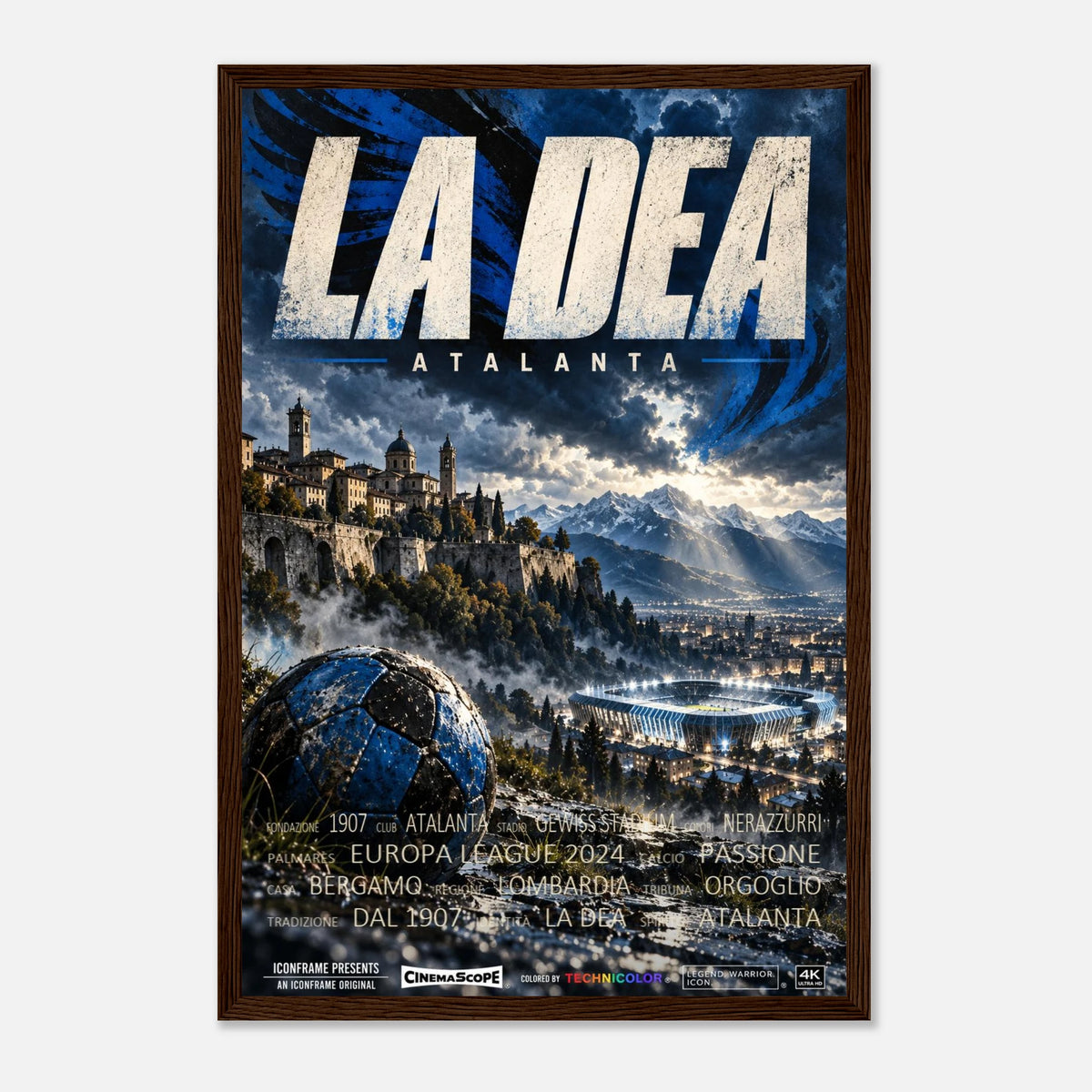 Atalanta Bergamo Poster „La Dea“ – 30 × 45 cm, mit dunkelbraunem Holzrahmen vor hellem Hintergrund