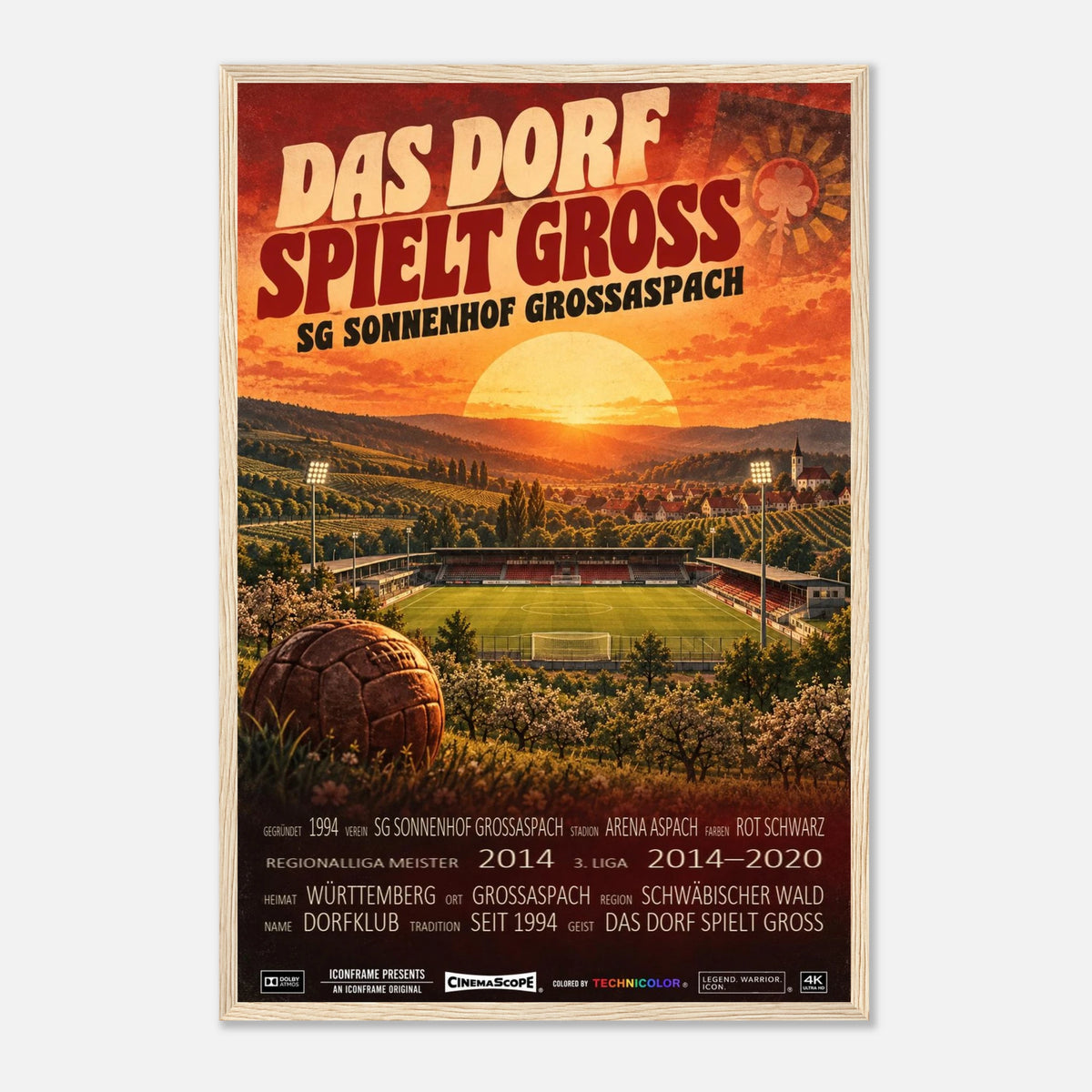 Sonnenhof Großaspach Poster „Das Dorf spielt groß“ – 40 × 60 cm, mit naturfarbenem Holzrahmen