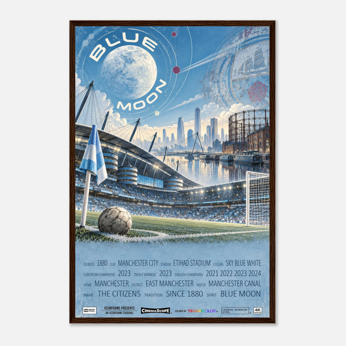 Manchester City Poster „Blue Moon“ – 40 × 60 cm, mit dunkelbraunem Holzrahmen vor hellem Hintergrund