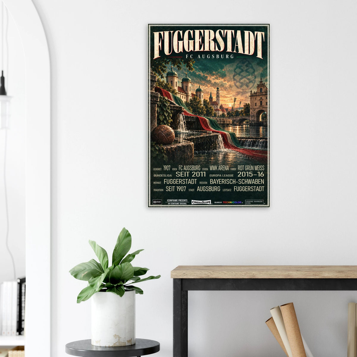 FC Augsburg Poster „Fuggerstadt“ an einer hellen Wand neben einer Pflanze und einem Tisch