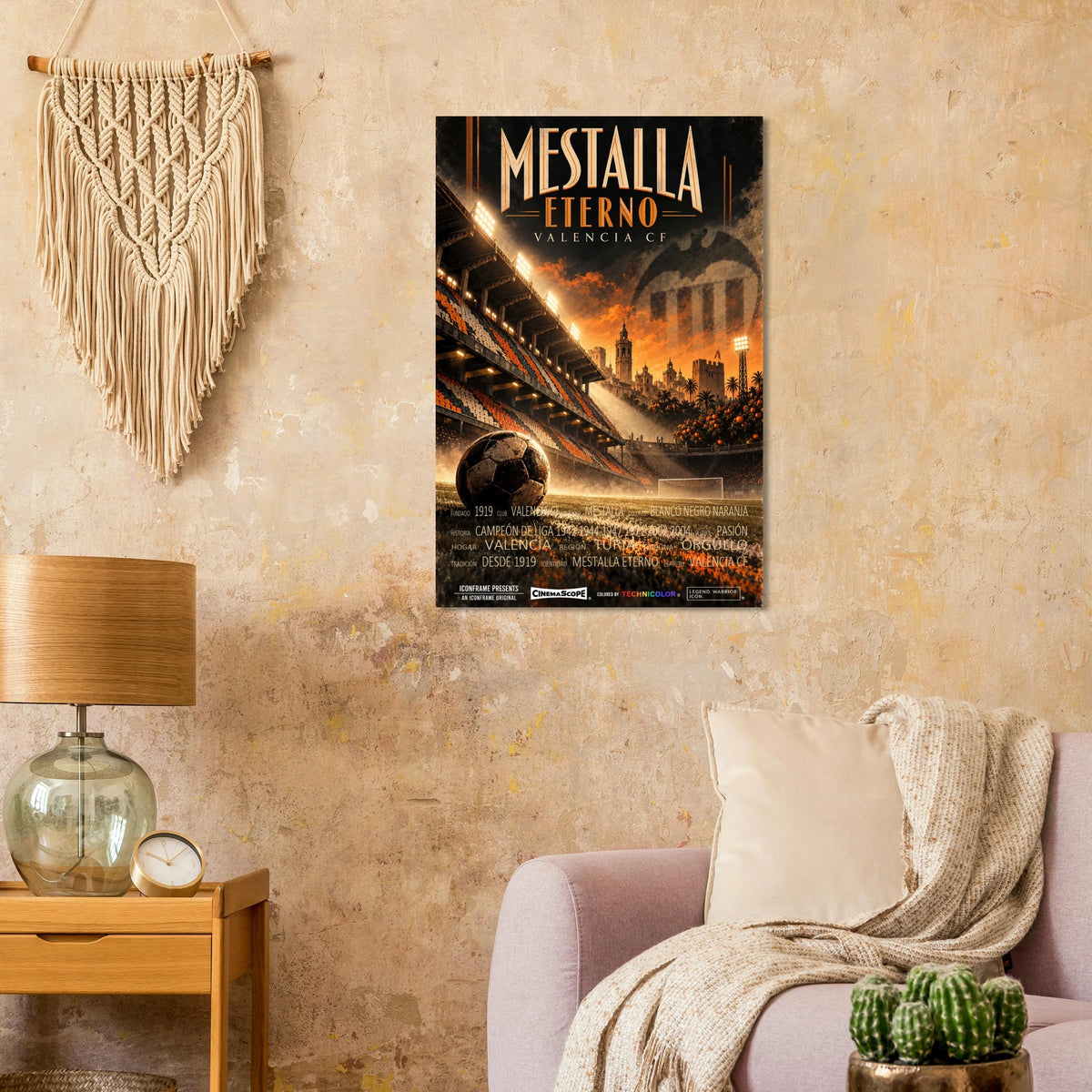 FC Valencia Poster „Mestalla Eterno“ an einer warmen beigen Wand neben einem Sessel