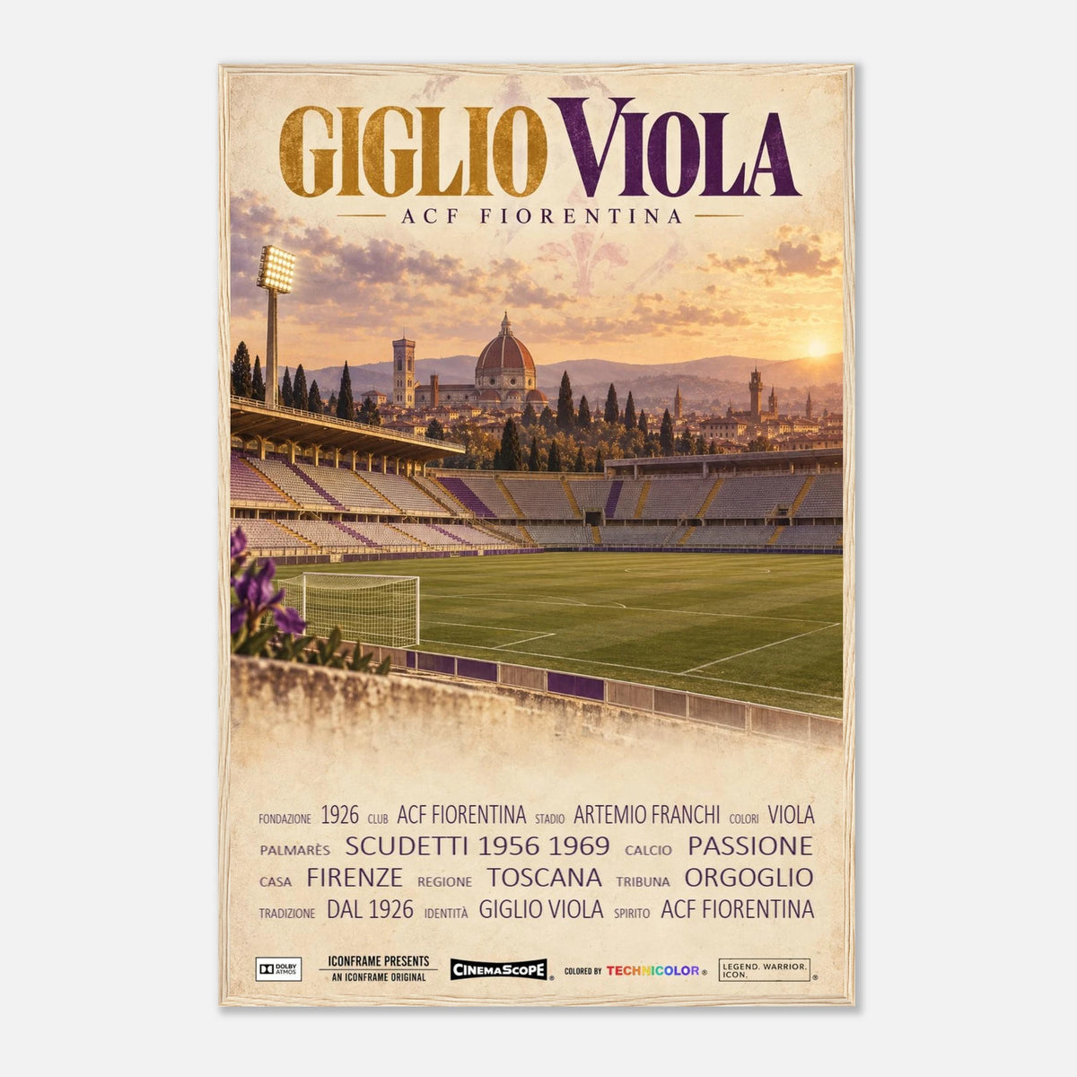 ACF Fiorentina Poster „Giglio Viola“ – 60 × 90 cm, mit naturfarbenem Holzrahmen vor hellem Hintergrund