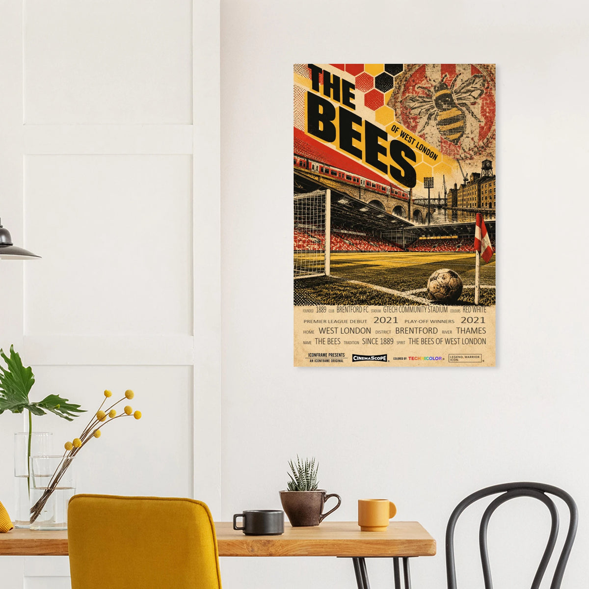 Brentford Poster „The Bees“ an einer hellen Wand über einem Esstisch