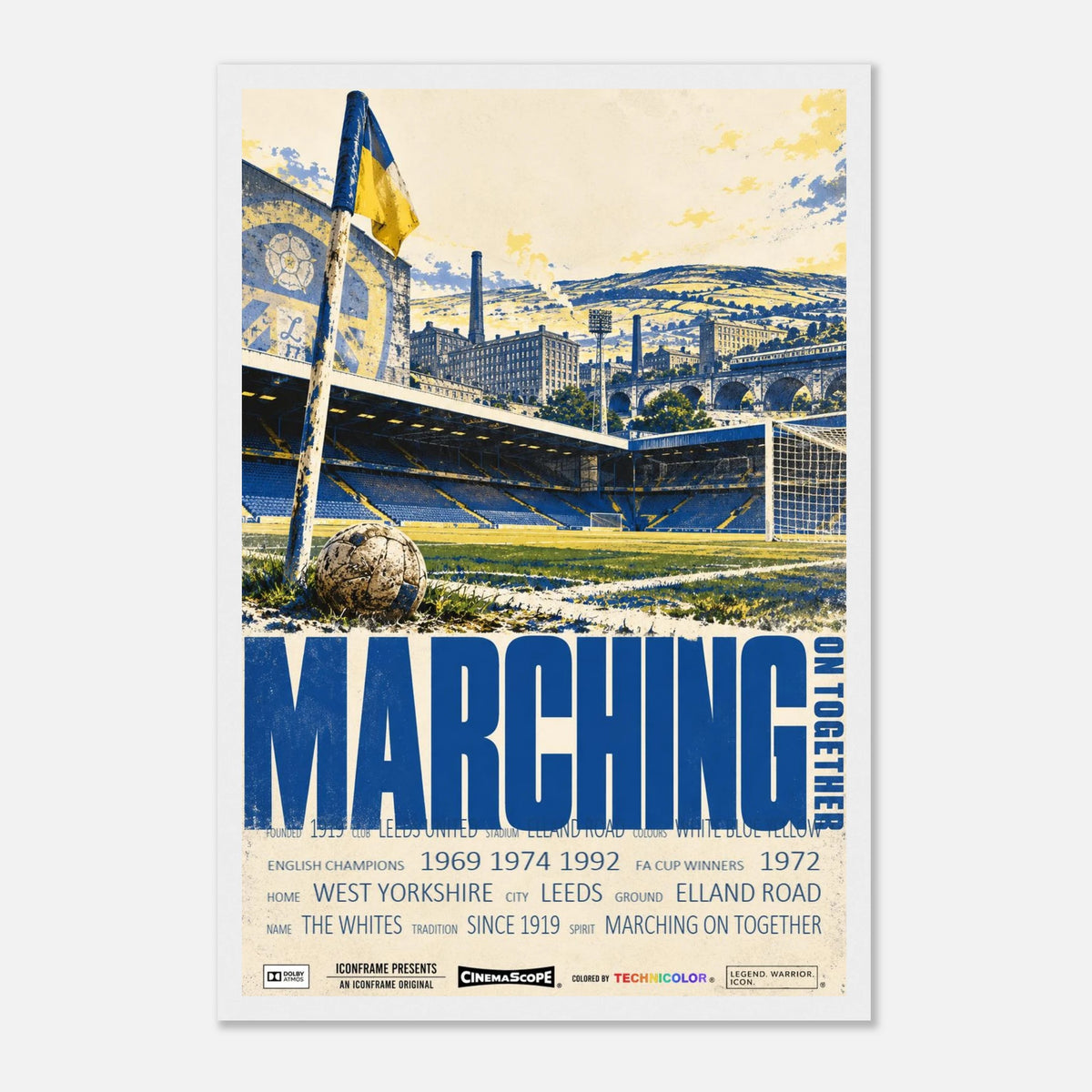 Leeds United Poster „Marching on Together“ – 30 × 45 cm, mit weißem Holzrahmen vor hellem Hintergrund